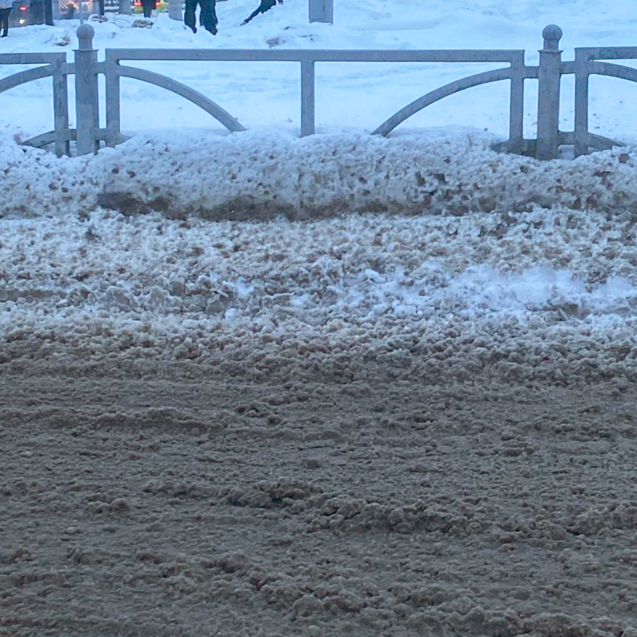 Выехала на заправку, везде слякоть из-за оттепели