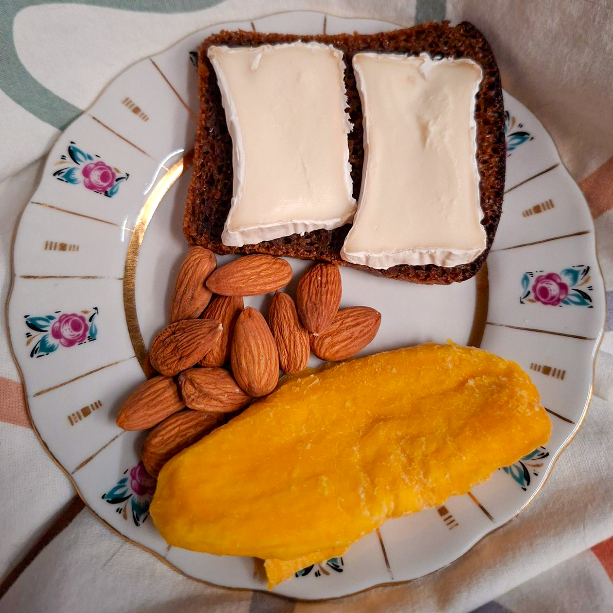 Горсть сушеного миндаля и вяленое манго. Понимаю, что не наемся, и делаю еще бутер с сыром с плесенью