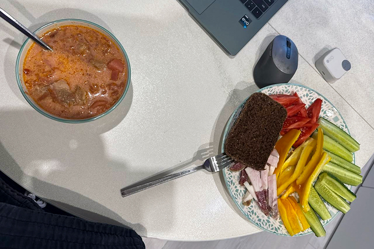 Обедаем. Все овощи на фото — с огорода тещи, сало домашнее, суп тоже из ее заготовок. Она закатывает в банки овощи на зиму, потом остается только добавить мясо