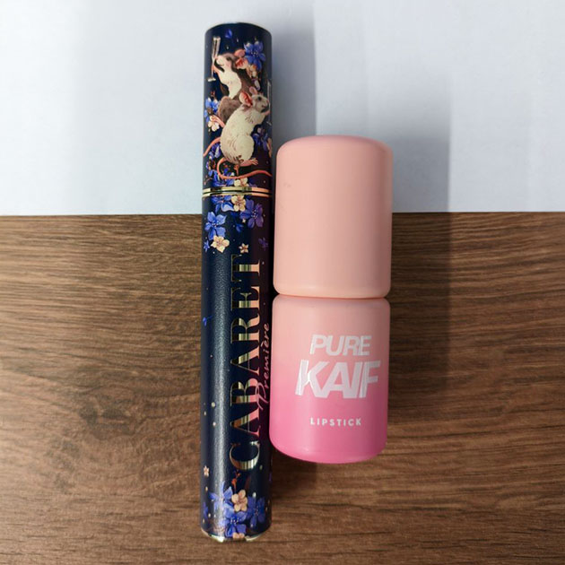 Скромный набор косметики, который лежит в столе на работе