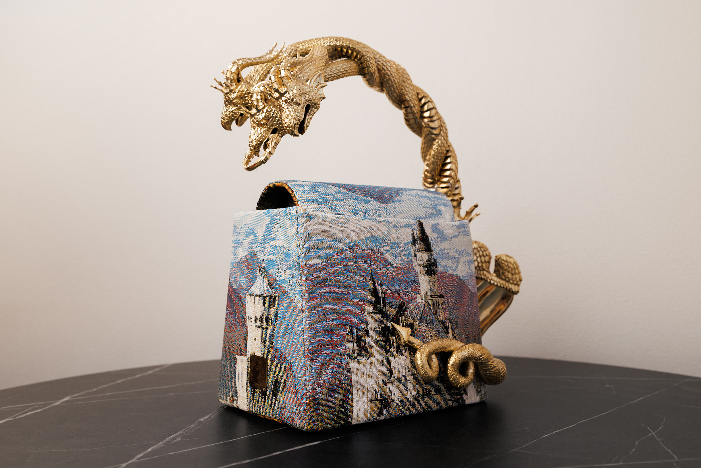 Парадокс: в нашей СНГ-реальности люди готовы принять дорогую сумку, но не готовы принять джинсовку или худи, которые стоят в десять раз дороже массмаркета