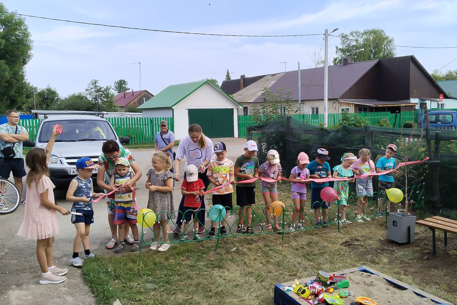 Открывали площадку вместе с детьми и сотрудниками детского сада поселка