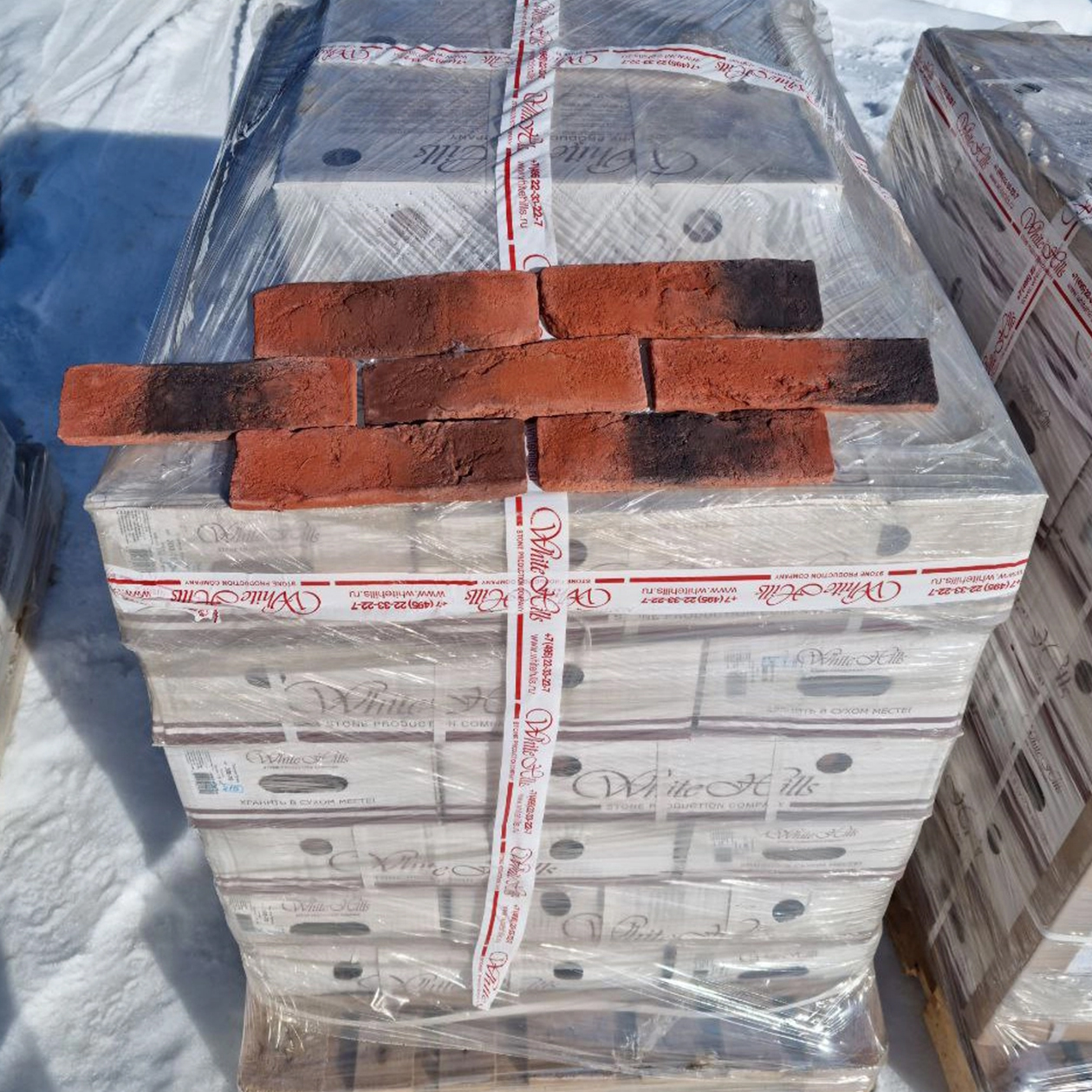 Плитка White Brick напоминает кирпич, который добыли археологи, и стоит от 1500 ₽ за 1 м². Ее чаще берут для интерьеров в стиле лофт и вставок на фасадах. Отделать целиком дом такой плиткой — удовольствие недешевое. Еще и потому, что далеко не каждая бригада умеет с ней работать. Источник: stonedom.ru