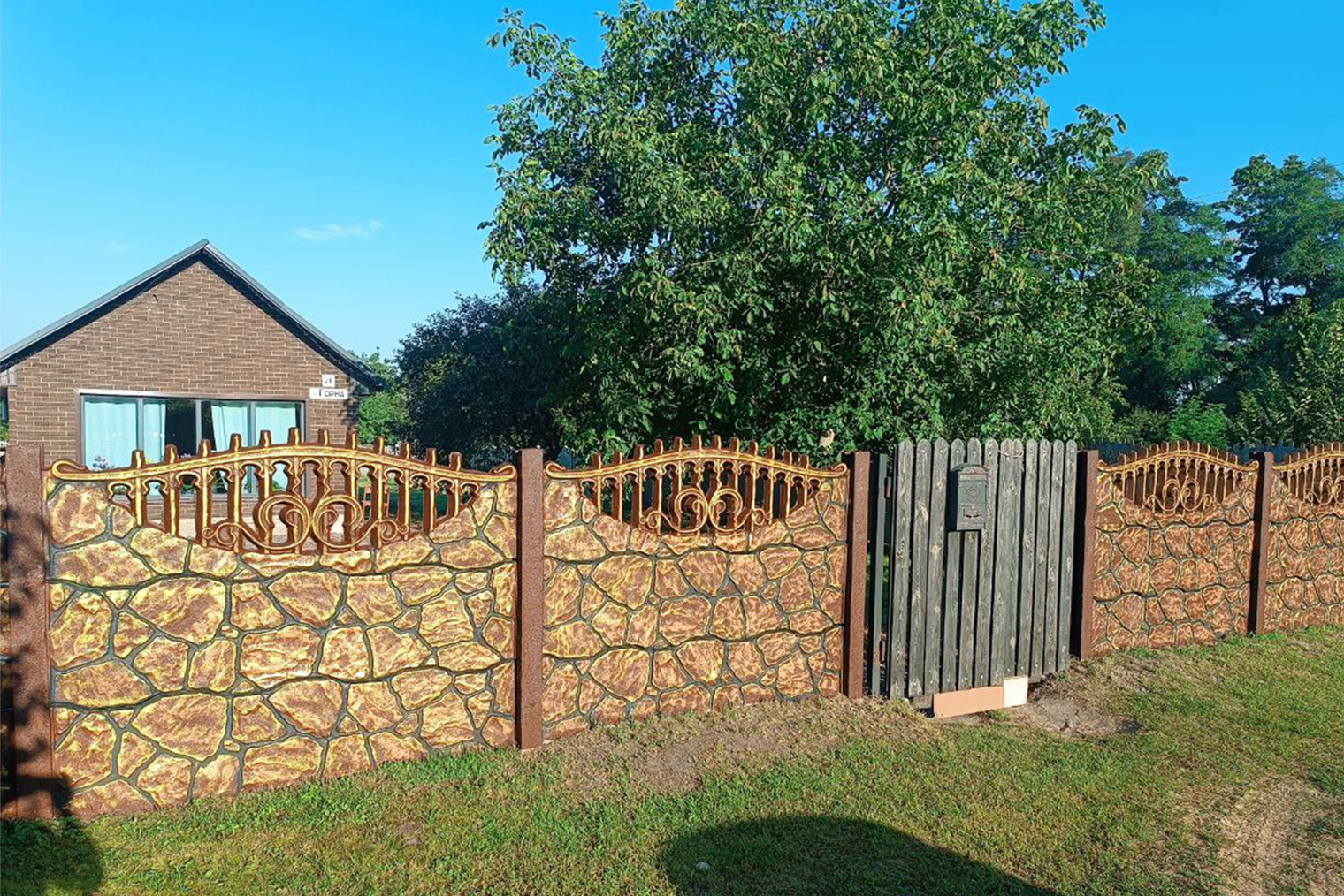 После завершения работ забор выглядел так