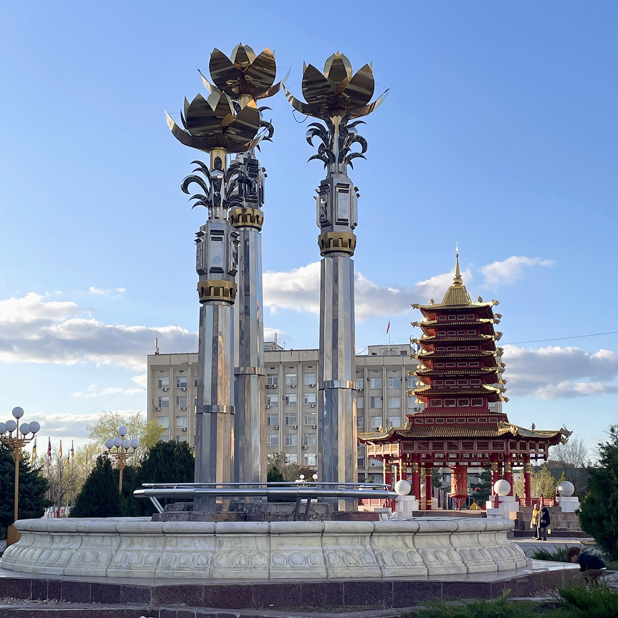 Фонтан «Три лотоса» долго не работал, но в августе 2025 года его обновили