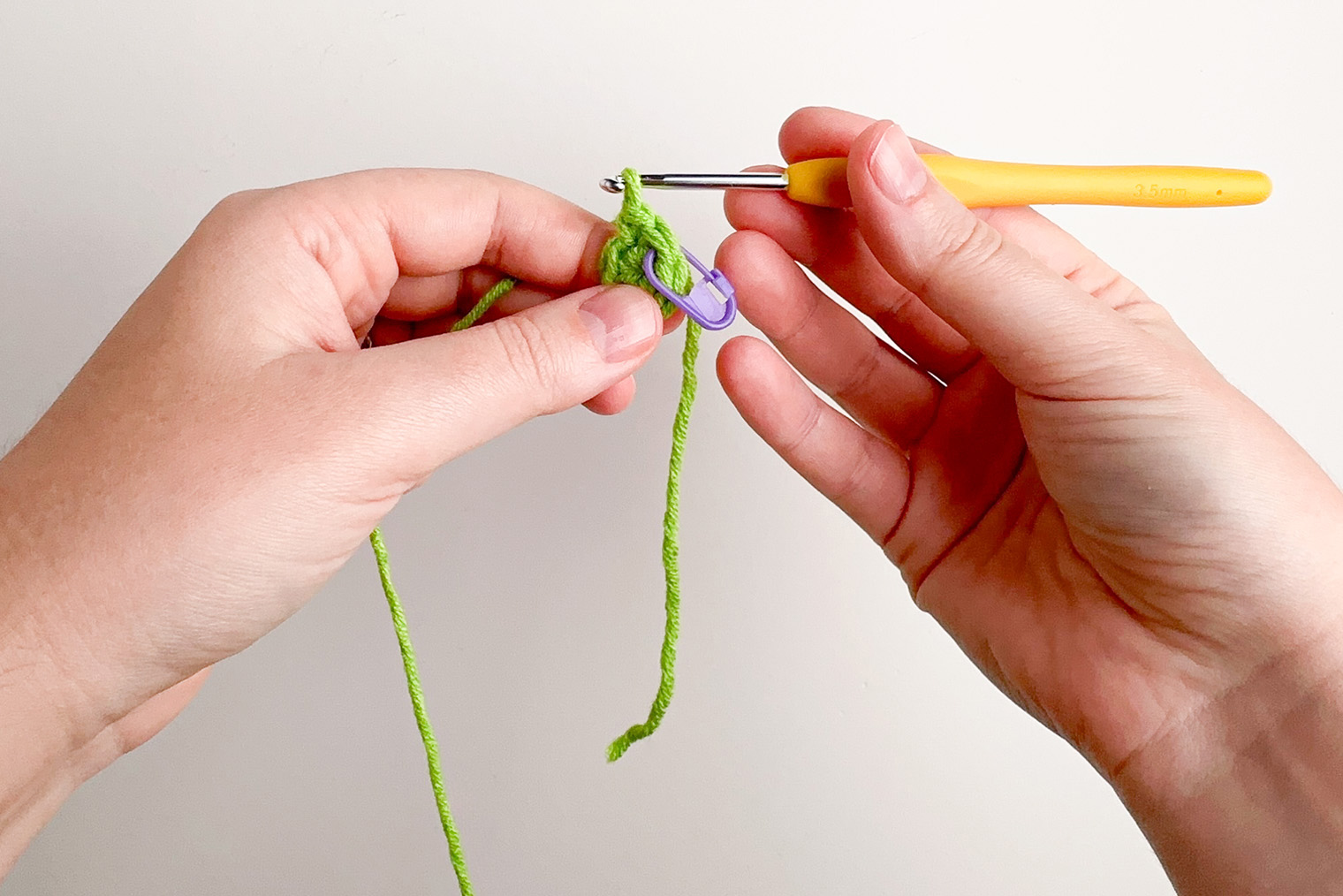 Ряд 2. Я провязала прибавку в первую петлю второго ряда — получилось две петли. На первую из них я закрепила маркер