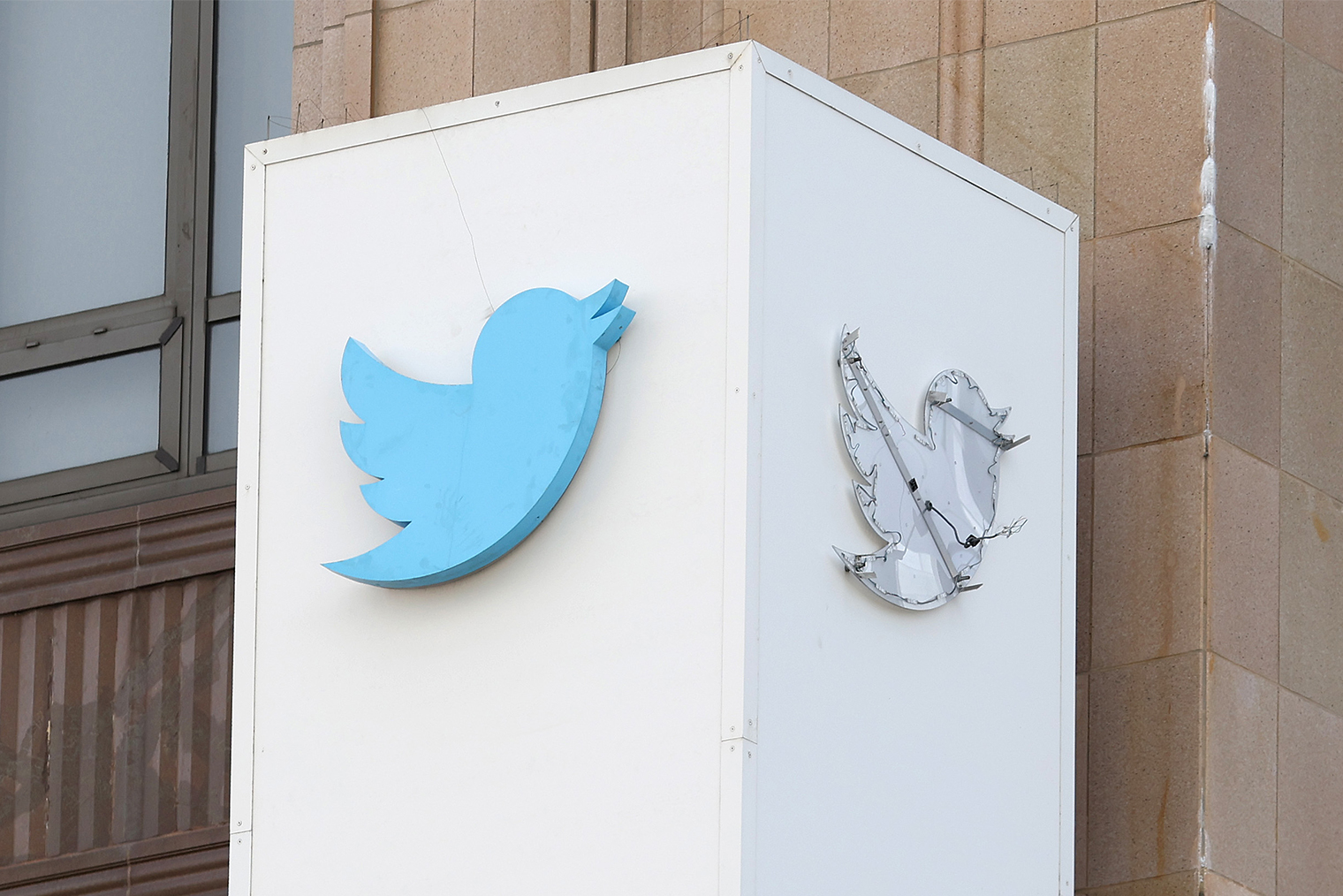 Переименование Twitter в X лишило соцсеть узнаваемого логотипа с птичкой. © Justin Sullivan / Getty Images