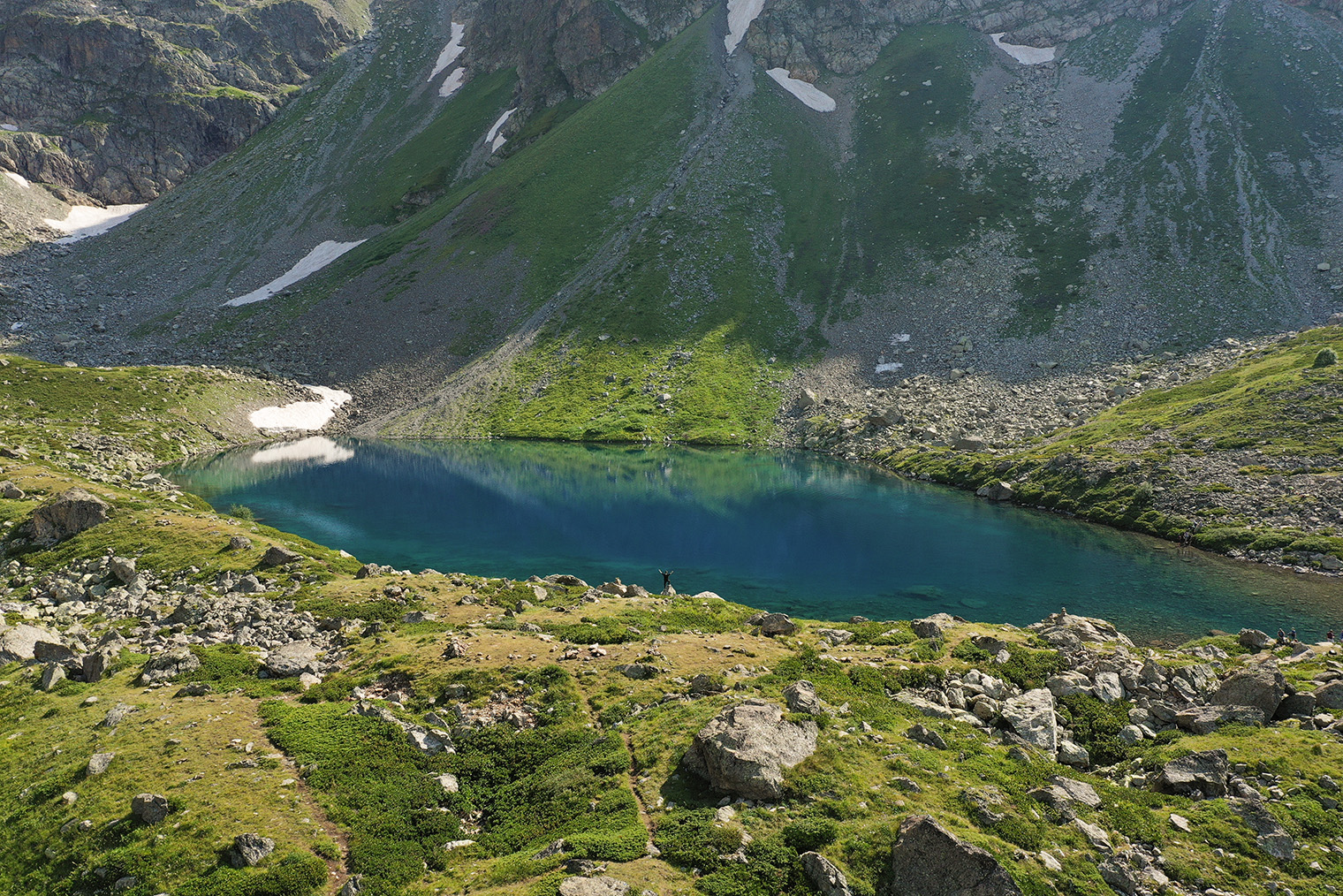 Семицветное озеро летом: кое-где еще виден снег. Фотография: Aum Studio / Shutterstock / FOTODOM
