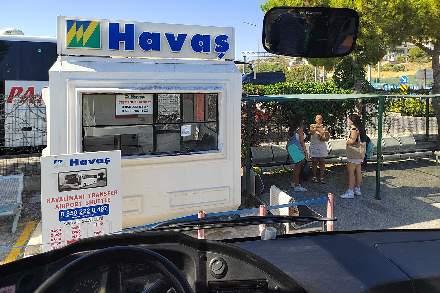 Киоск перевозчика Havaş на вокзале в Чешме. Рядом — сиденья под навесом для ожидающих рейс