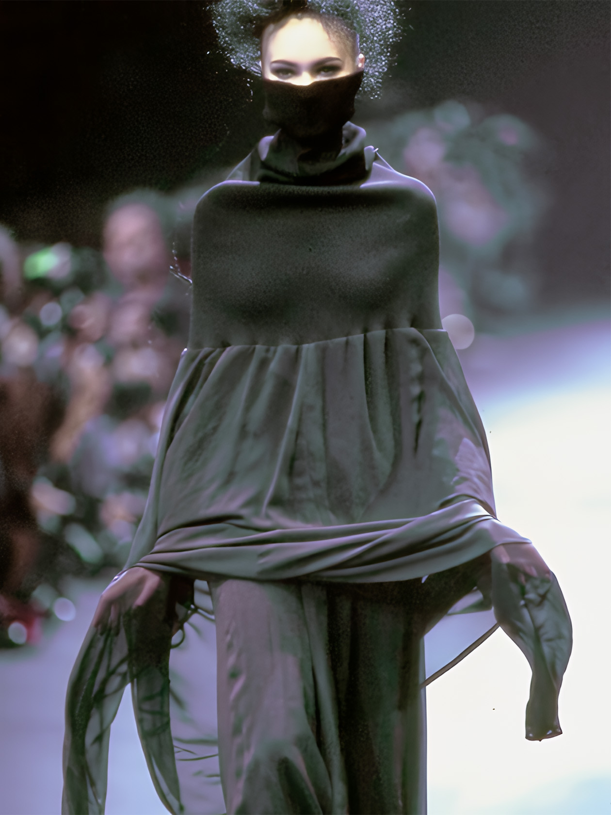 Модель из коллекции 1992 года бренда Comme des Garçons, основанного Рей Кавакубо. Источник: buro247.ru