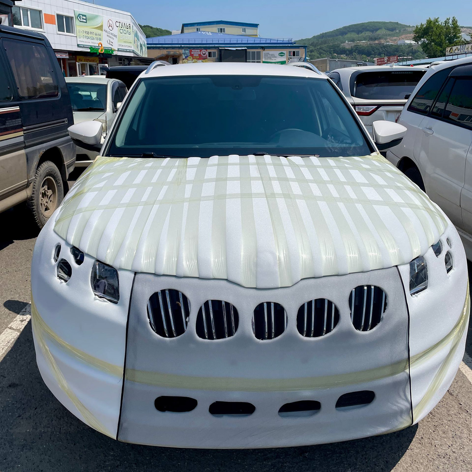 Делали специальную оклейку авто во Владивостоке, чтобы кузов не повредился во время долгой дороги. Услуга обошлась в 4 000 ₽