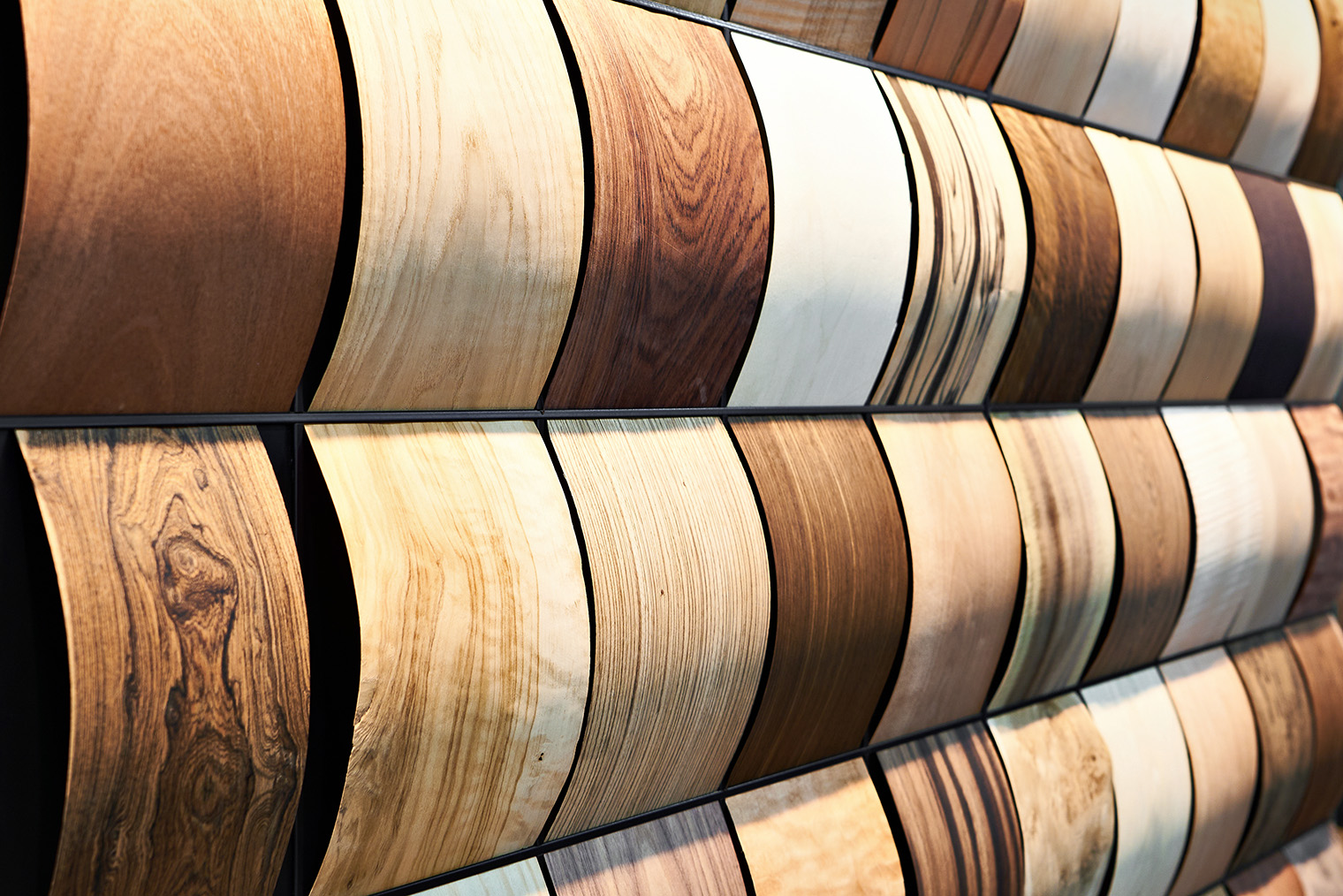 Шпон дает естественную текстуру ценных пород древесины. Внешне неспециалист вряд ли отличит от цельного массива. Фотография: sergeyryzhov / iStock
