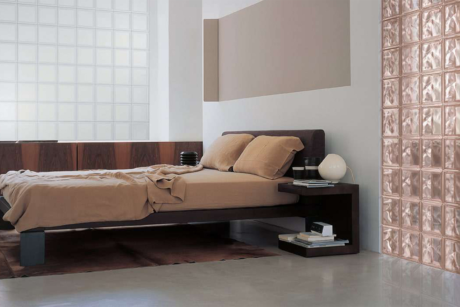 Розовые стеклоблоки красиво отделяют зону гостиной от спальни. Источник: sevesglassblock.com