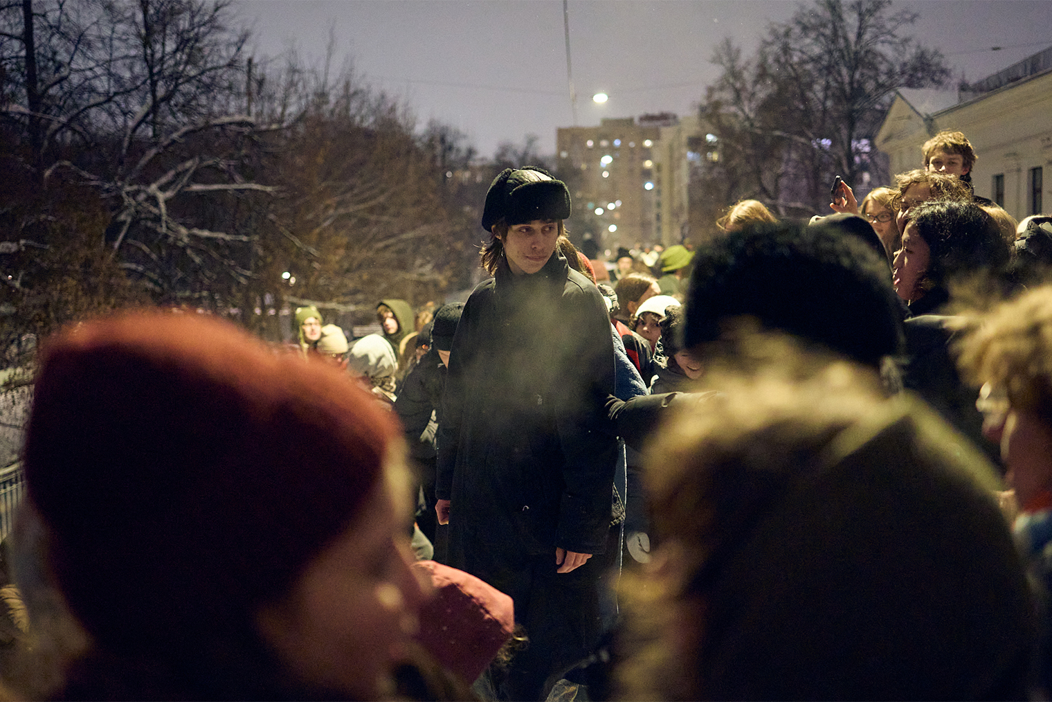 Вечером 14 января на снежной горе устроили импровизированный концерт: играли на гитаре, пели хором и зажигали бенгальские огни. © Илья Касаткин