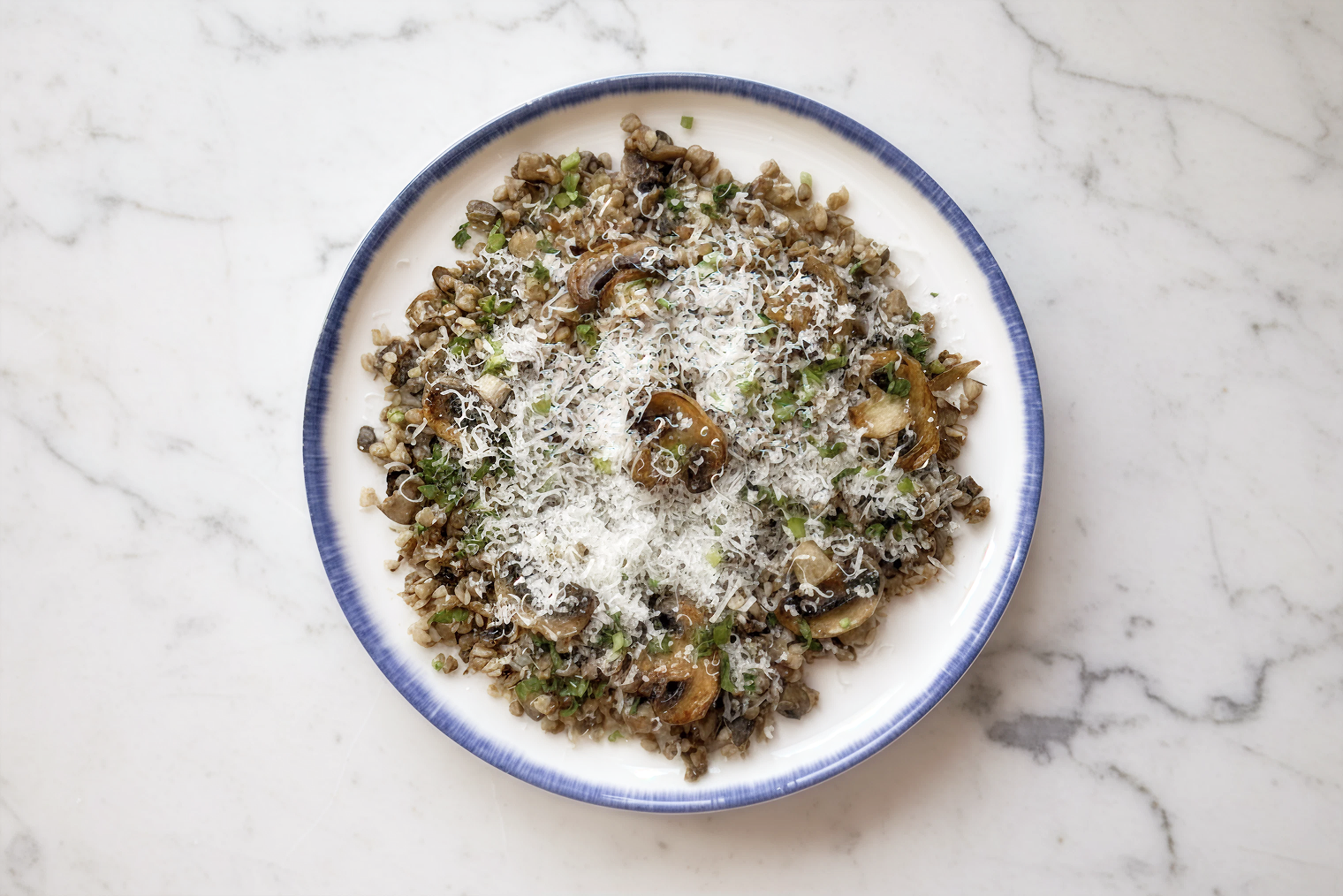 Готовая гречка с грибами и луком