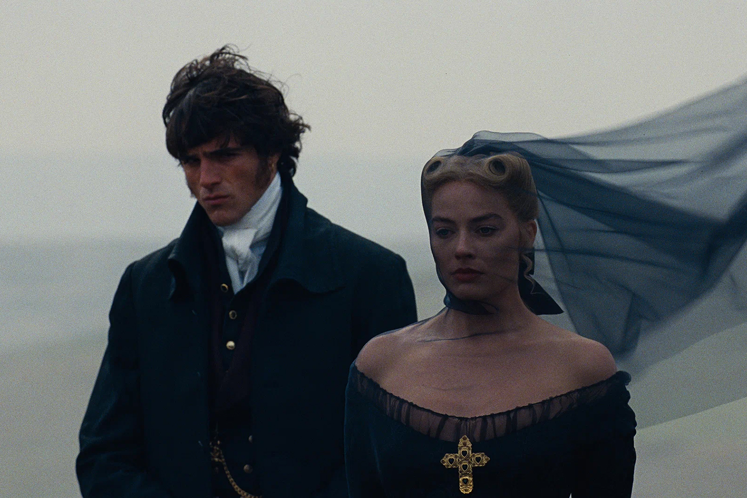 «Я очень зависима от людей, с которыми работаю, я всех так люблю и всегда безмерно переживаю, когда съемки заканчиваются», — призналась Марго Робби в интервью Fandango. Слова про «созависимость с Элорди» были выдернуты из контекста и разлетелись по соцсетям. © Warner Bros.