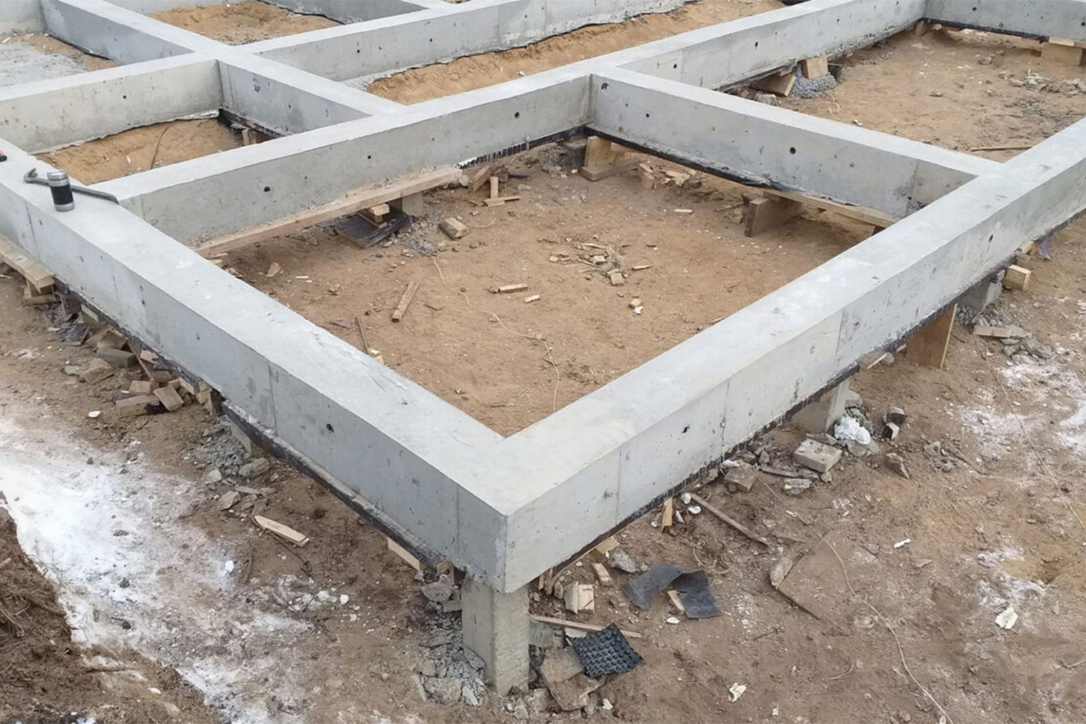 Свайно-ростверковый фундамент выглядит примерно так. Это сваи, поверх которых залит ростверк — монолитная лента, на нее и ставят стены. Источник: basez.ru