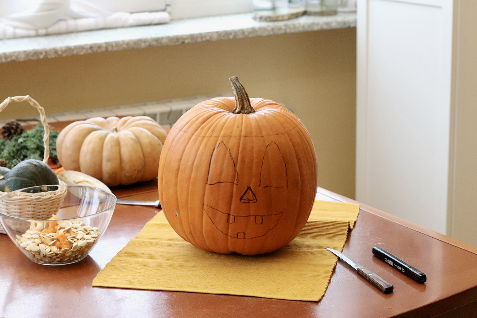 Если останутся линии, подотрите их ацетоном — есть тыкву все равно не будем