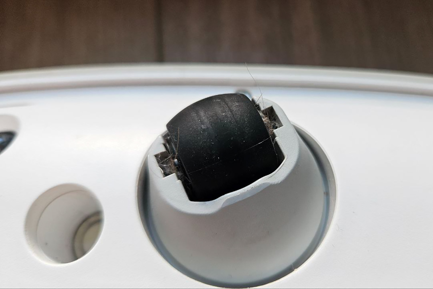 Здесь хорошо видно, что передний ролик давно не чистили