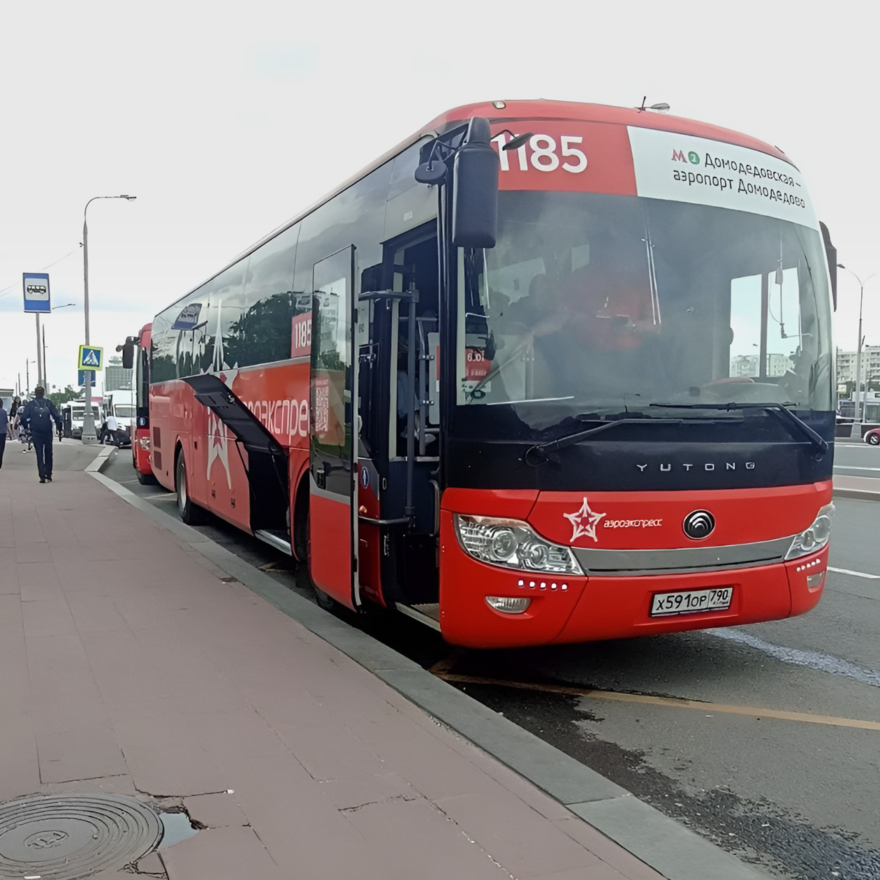 Остановка экспресс-автобусов — через дорогу от обычных