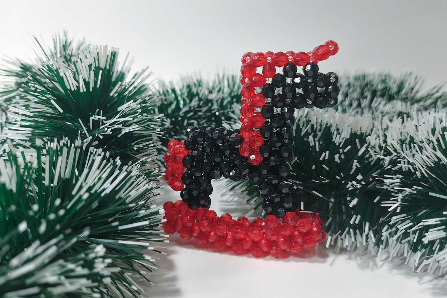 Спряталась в мишуре. Фотография: Ирина Черкасова