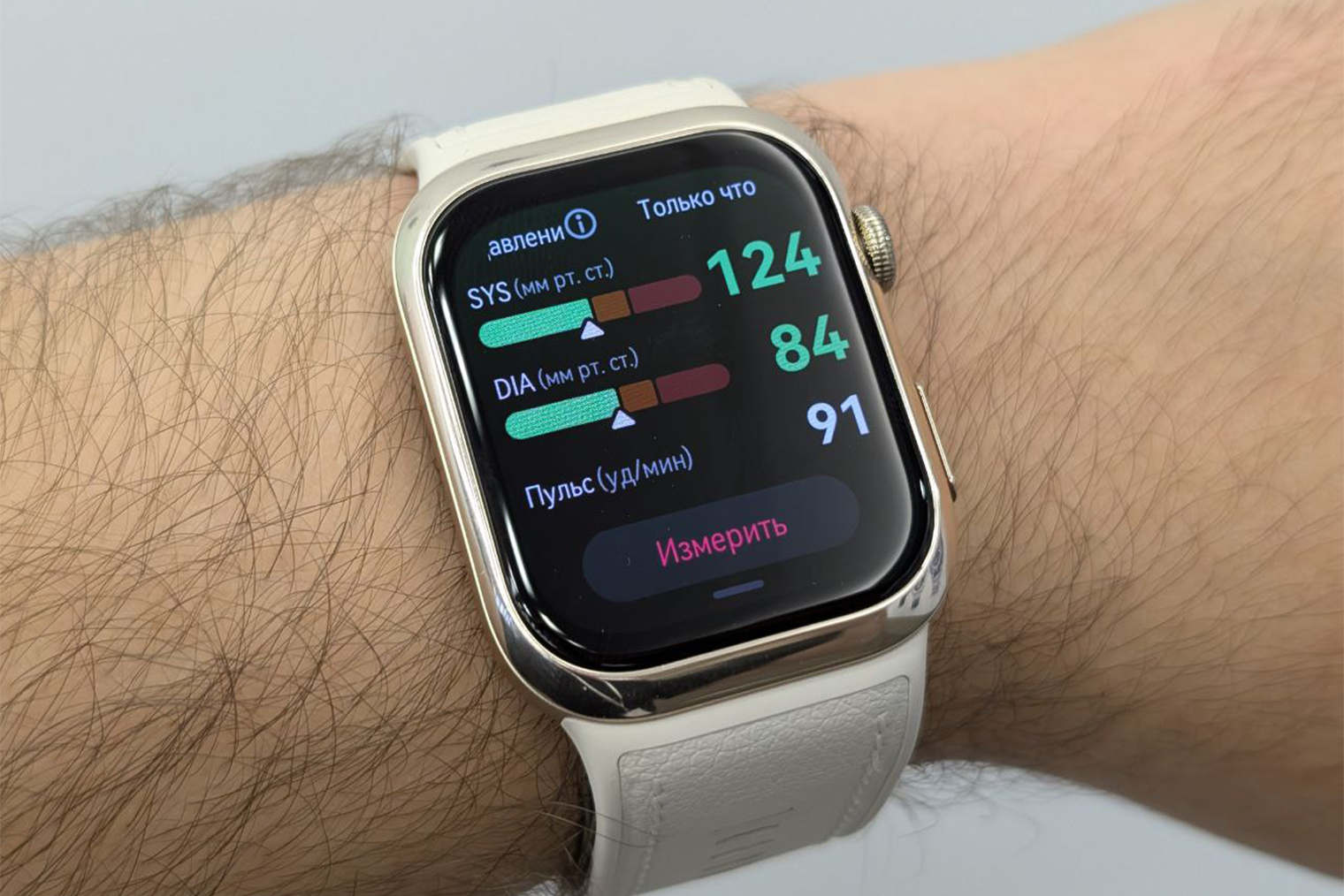Huawei Watch D2 на руке — манжету не видно под ремешком. Фотография: Никита Богуславский
