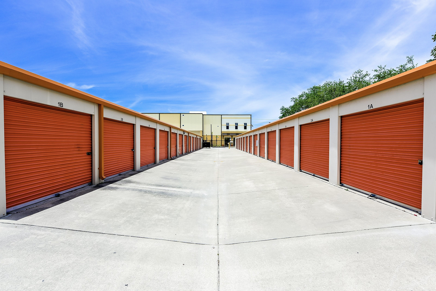 Так выглядят одноэтажные склады. Фотография: Thanatos Media / Shutterstock / FOTODOM