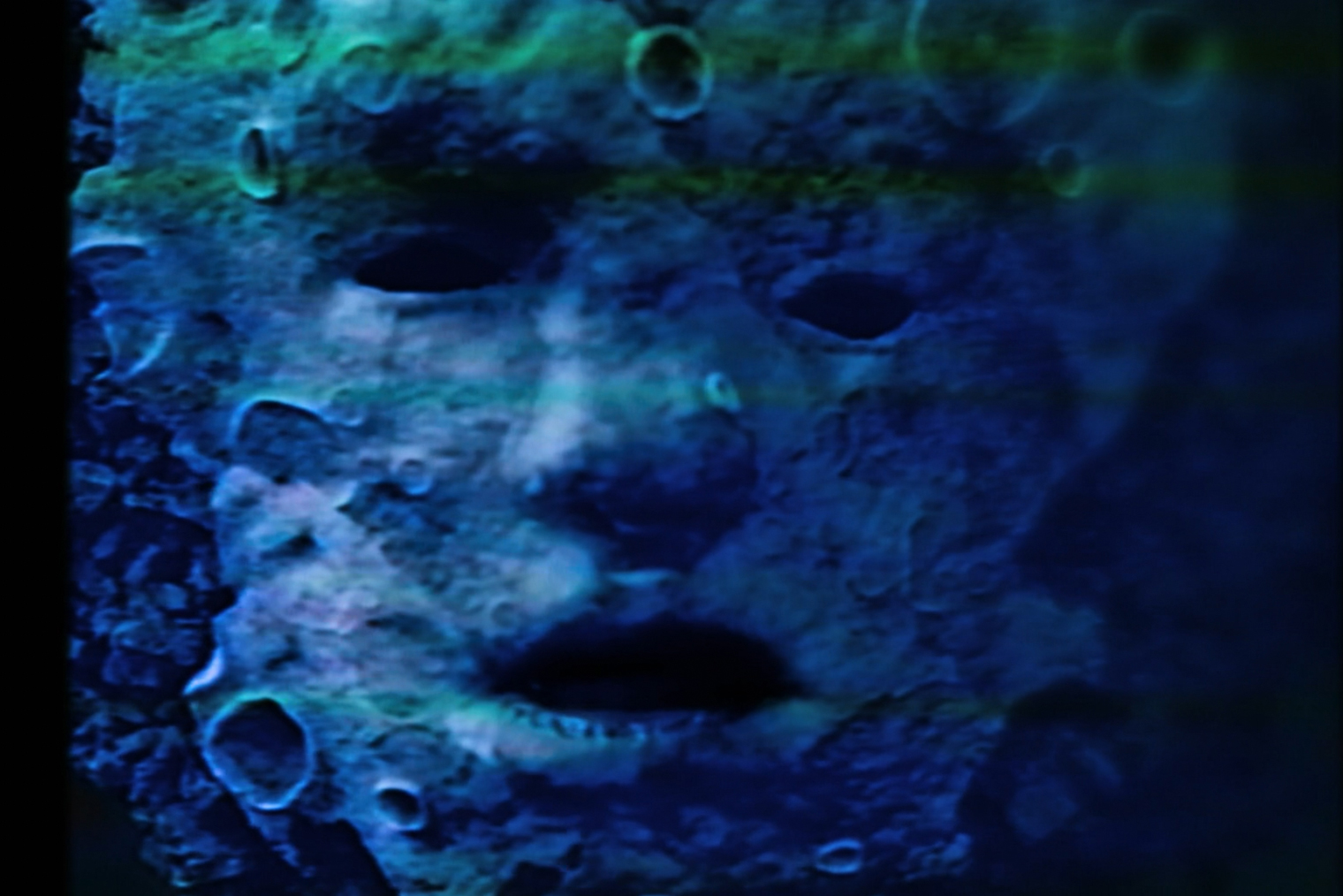 Мистер Меланхолия похож не только на Луну из «Путешествия на Луну» Жоржа Мельеса, но и на главный хоррор-образ детей постсоветских 1990⁠-⁠х — ту самую маску из заставки телекомпании ВИД