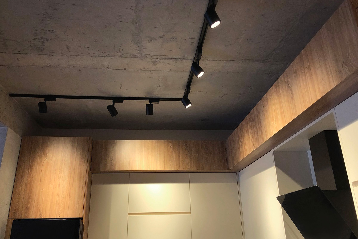 На кухне точечные светильники позволяют подсветить не только рабочую зону, но и колонну с микроволновой печью и духовым шкафом, отдельные шкафы и фасады. Фотография: Rohappy / iStock