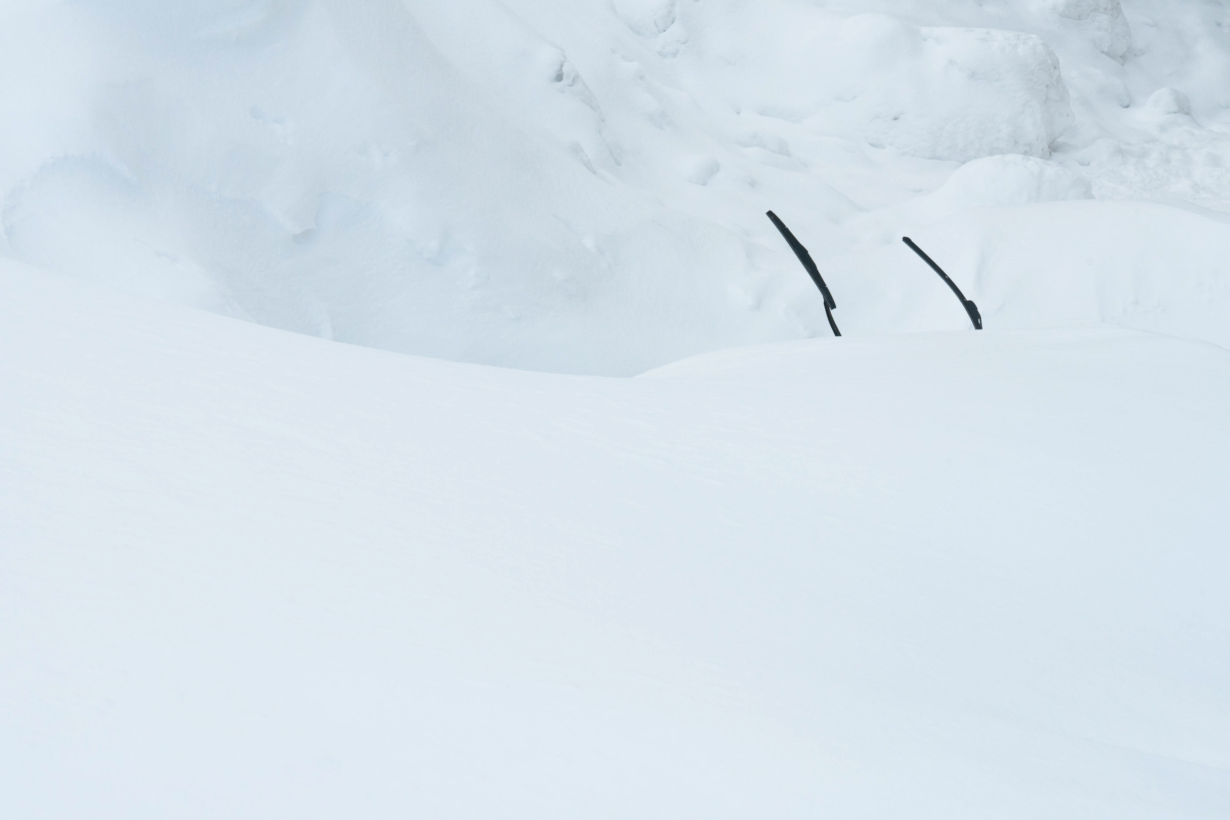 Автовладельцы устанавливают флажки или поднимают дворники у засыпанных снегом машин. Так они видны под кучей снега — иначе пешеходы могут проложить поверх тропинку, случайно продавить крышу или сломать зеркала