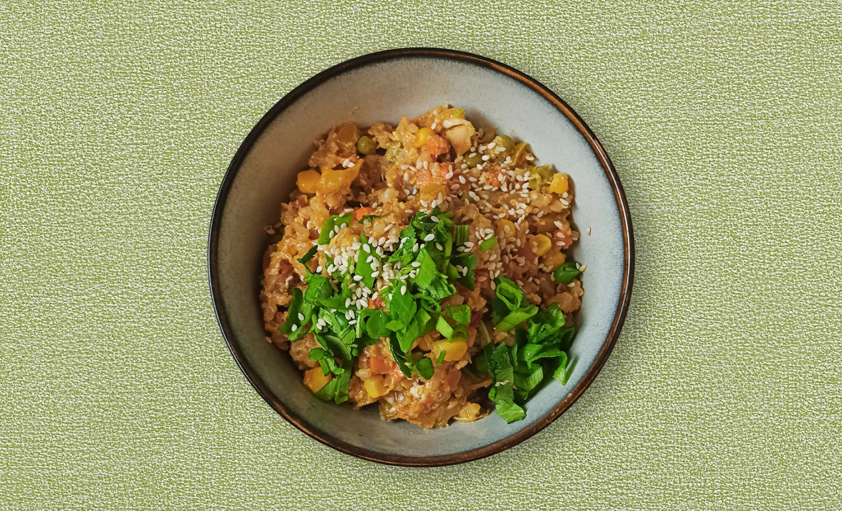 Жареный рис с яйцом и овощами