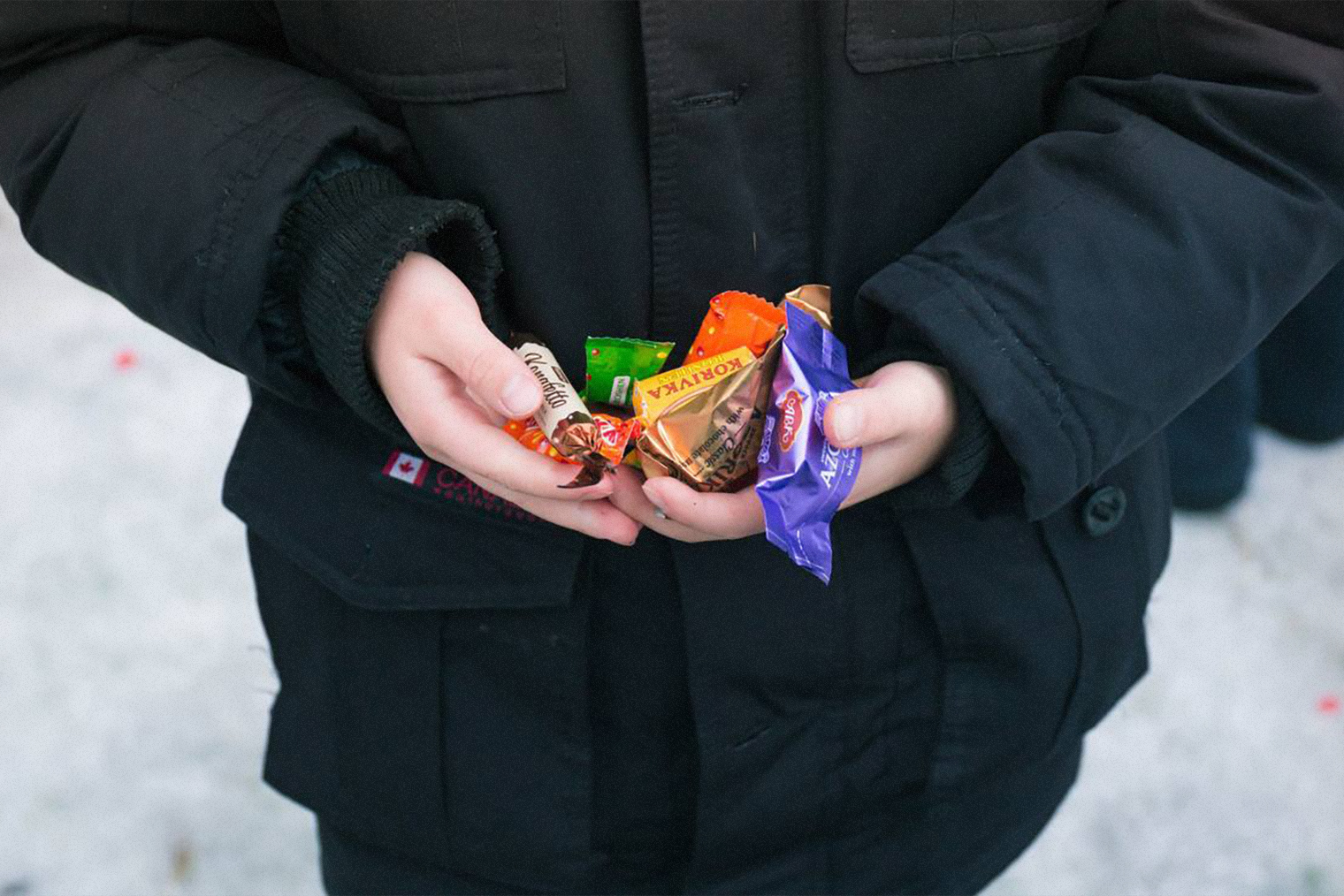 Внутри пиньяты оказалось много-много конфет — дети пришли в восторг