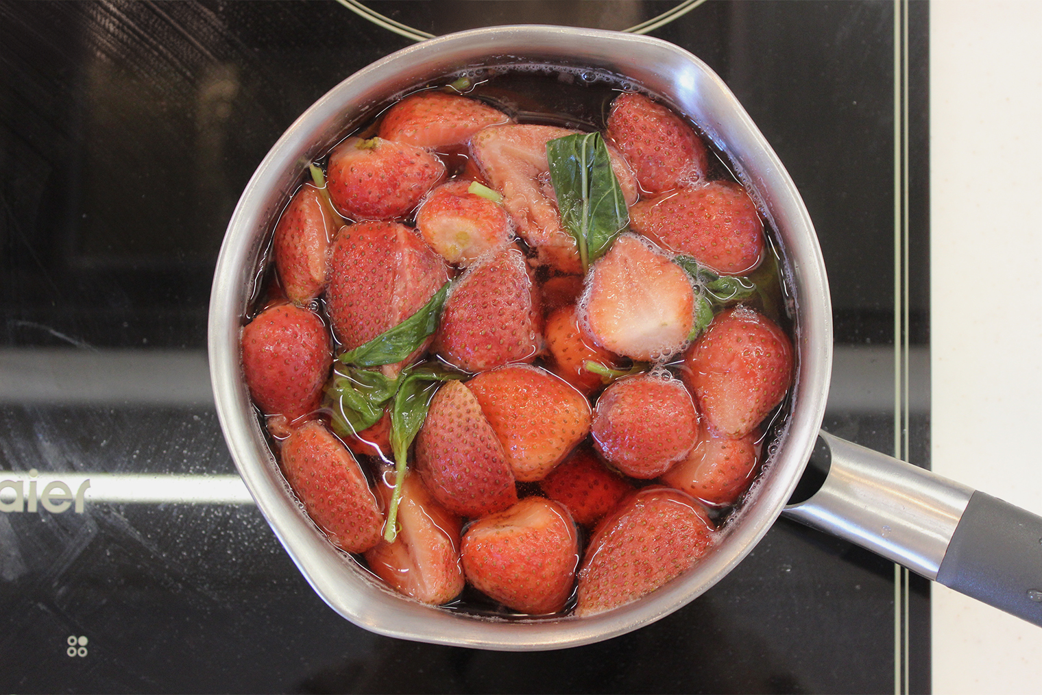 После кипения ягоды и базилик потускнеют, так как отдадут цвет и аромат жидкости