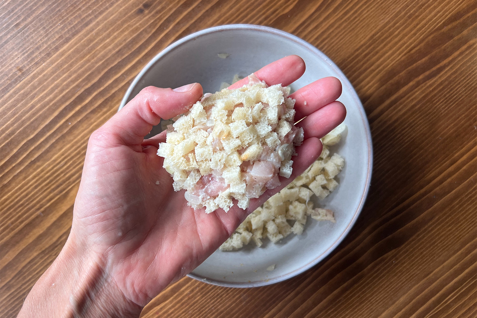 Если лень заморачиваться с хлебными кубиками, обваляйте котлеты в панировочных сухарях