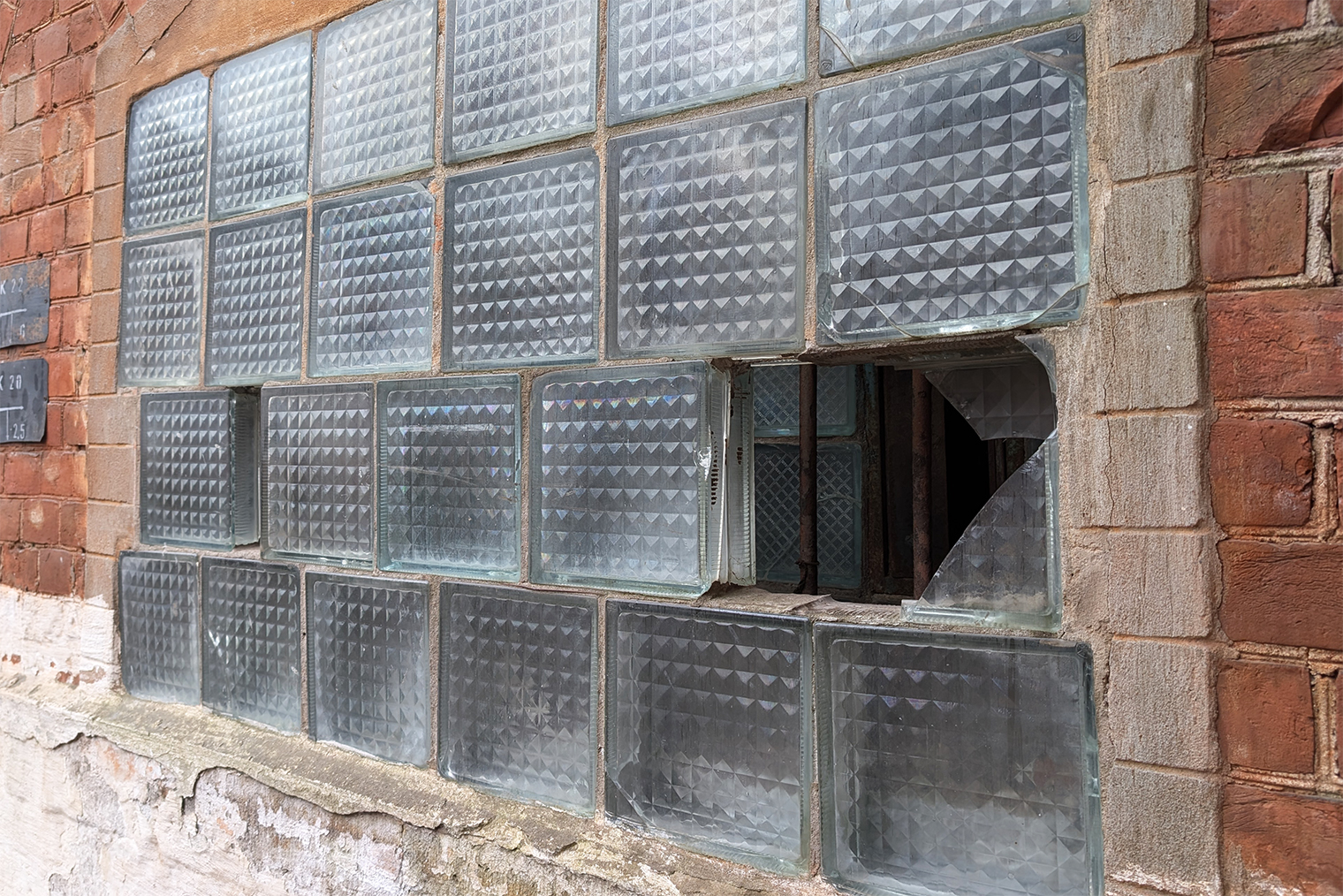 Стеклоблоки — явно наследие советской эпохи