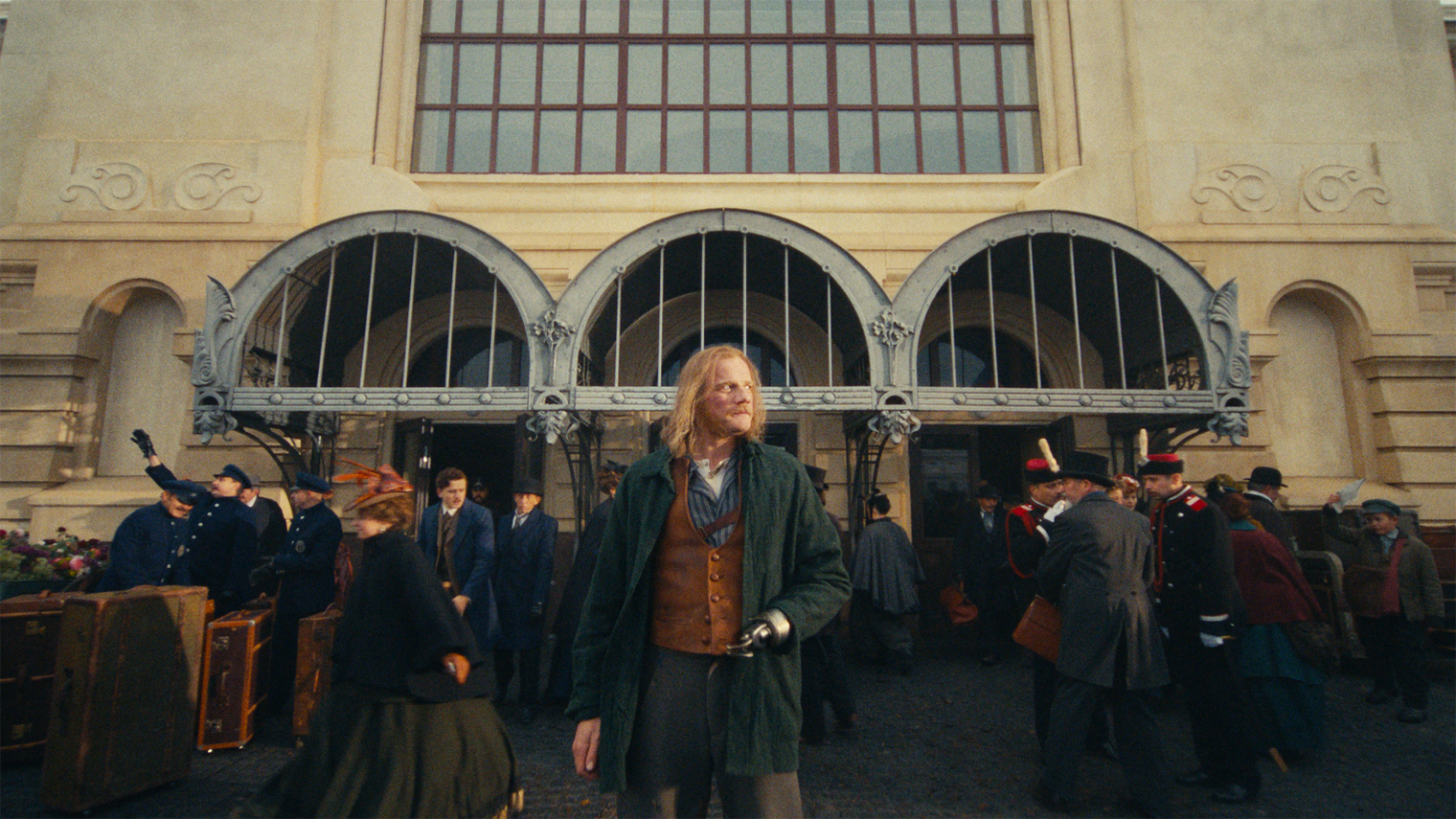 Фактурные декорации и локации — одно из главных достоинств фильма