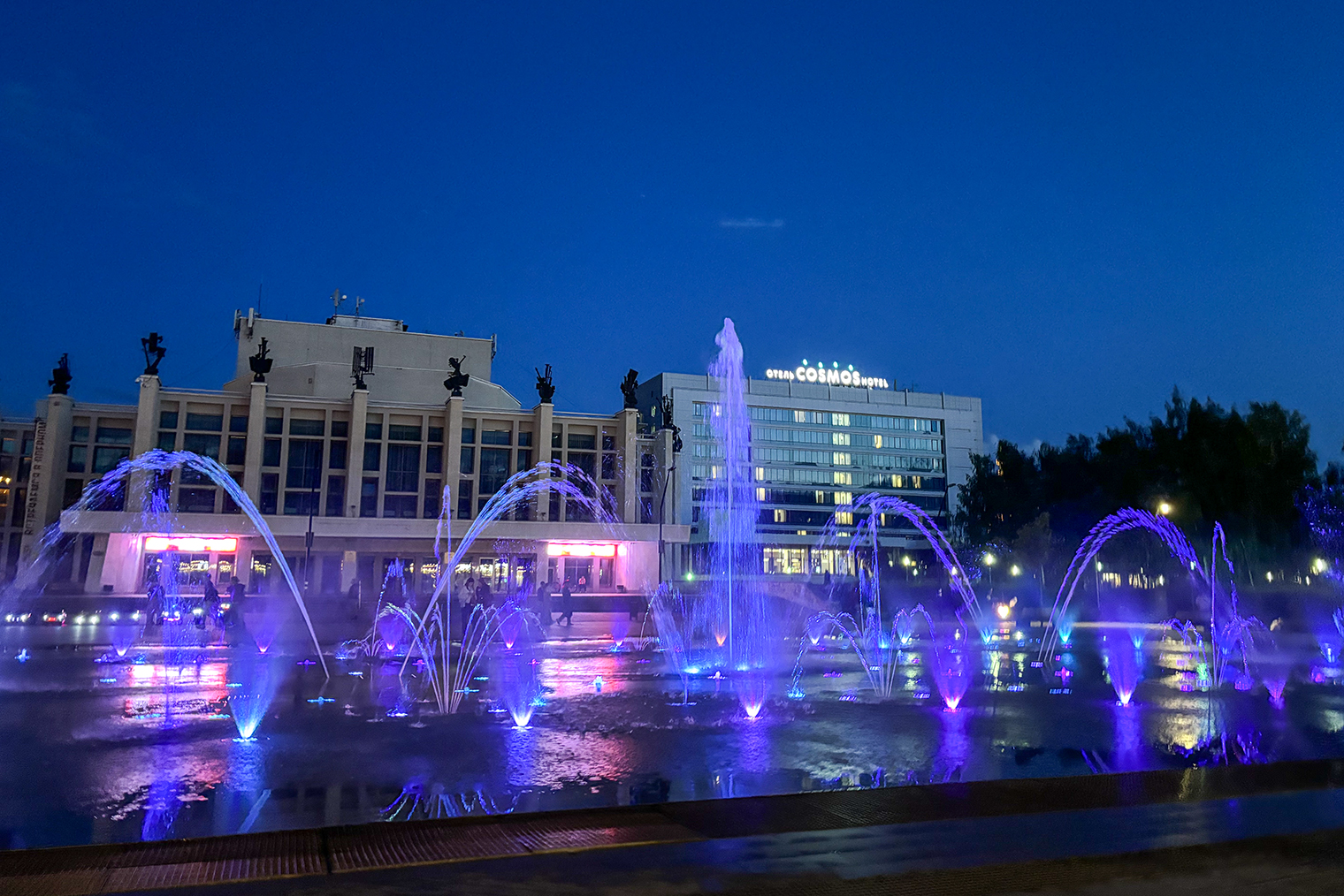 Театр оперы и балета и поющие фонтаны