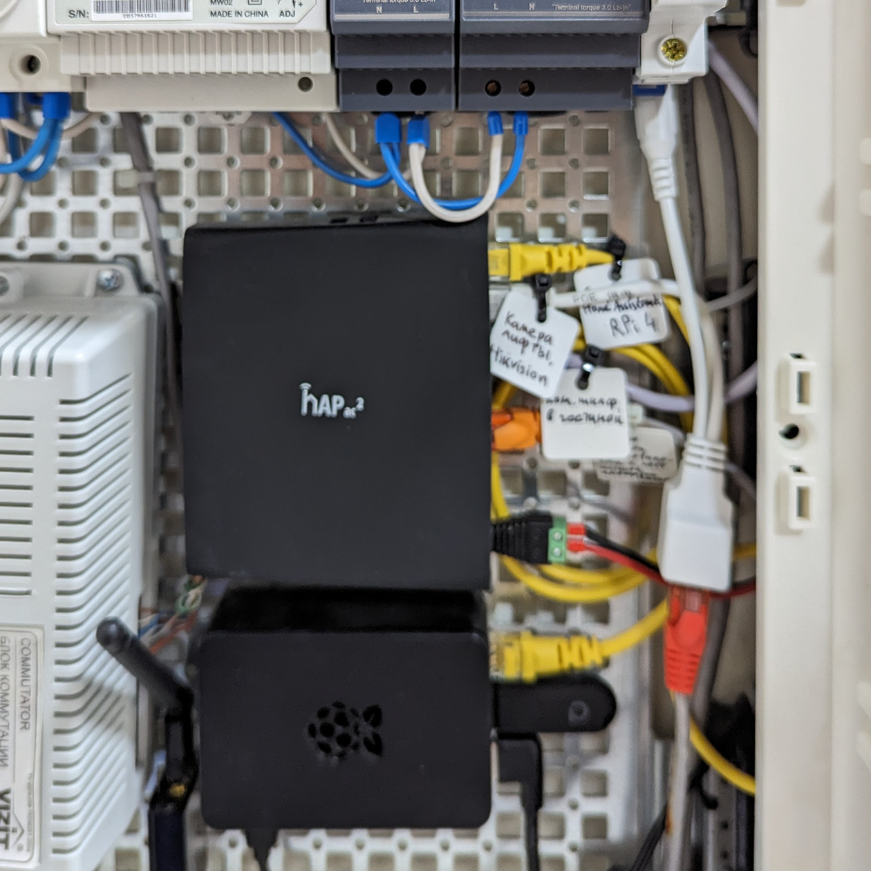 Raspberry Pi 4 — черная коробочка внизу — установлена прямо в электрическом щитке