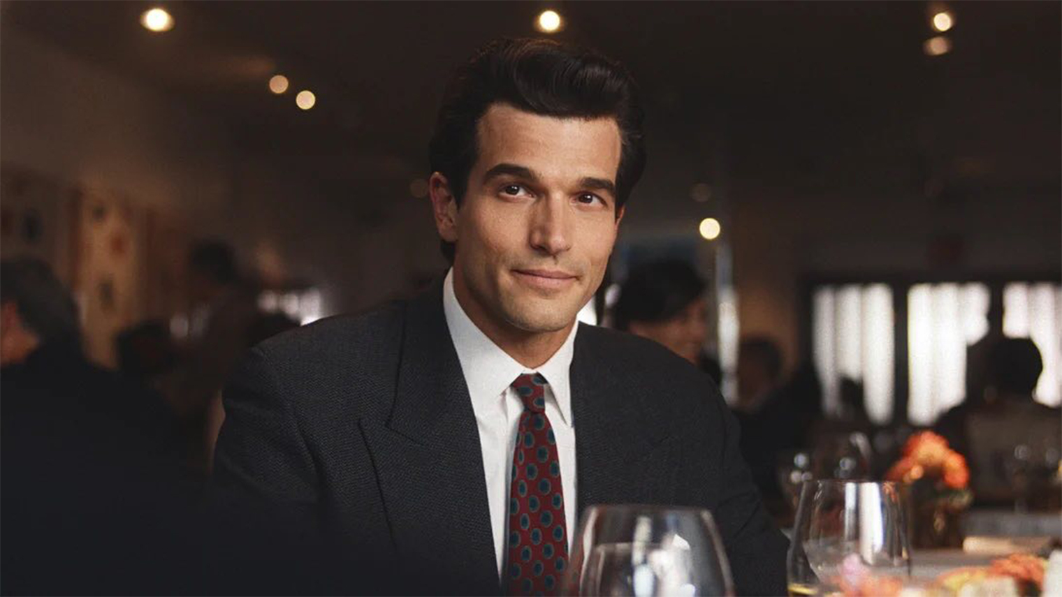 Много времени уделяется профессиональным амбициям Джона. Мужчина ощущает давление общества из-за громкой фамилии и всю жизнь ищет собственный путь. Он основал George — глянцевый журнал, целью которого было сделать политику интересной для широкой публики