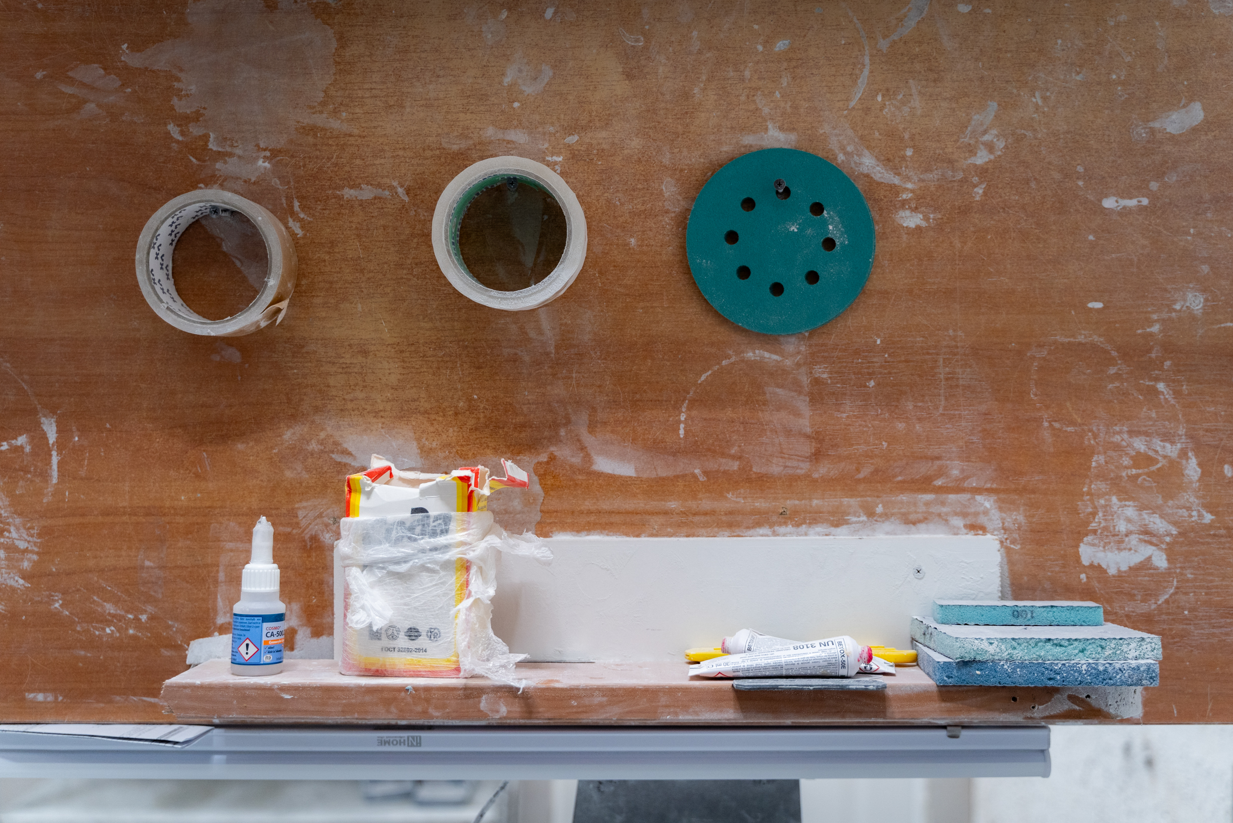 Рабочее место для постобработки: наждачные губки, шлифовальный диск, клей и расходники для обработки и сборки матрешек