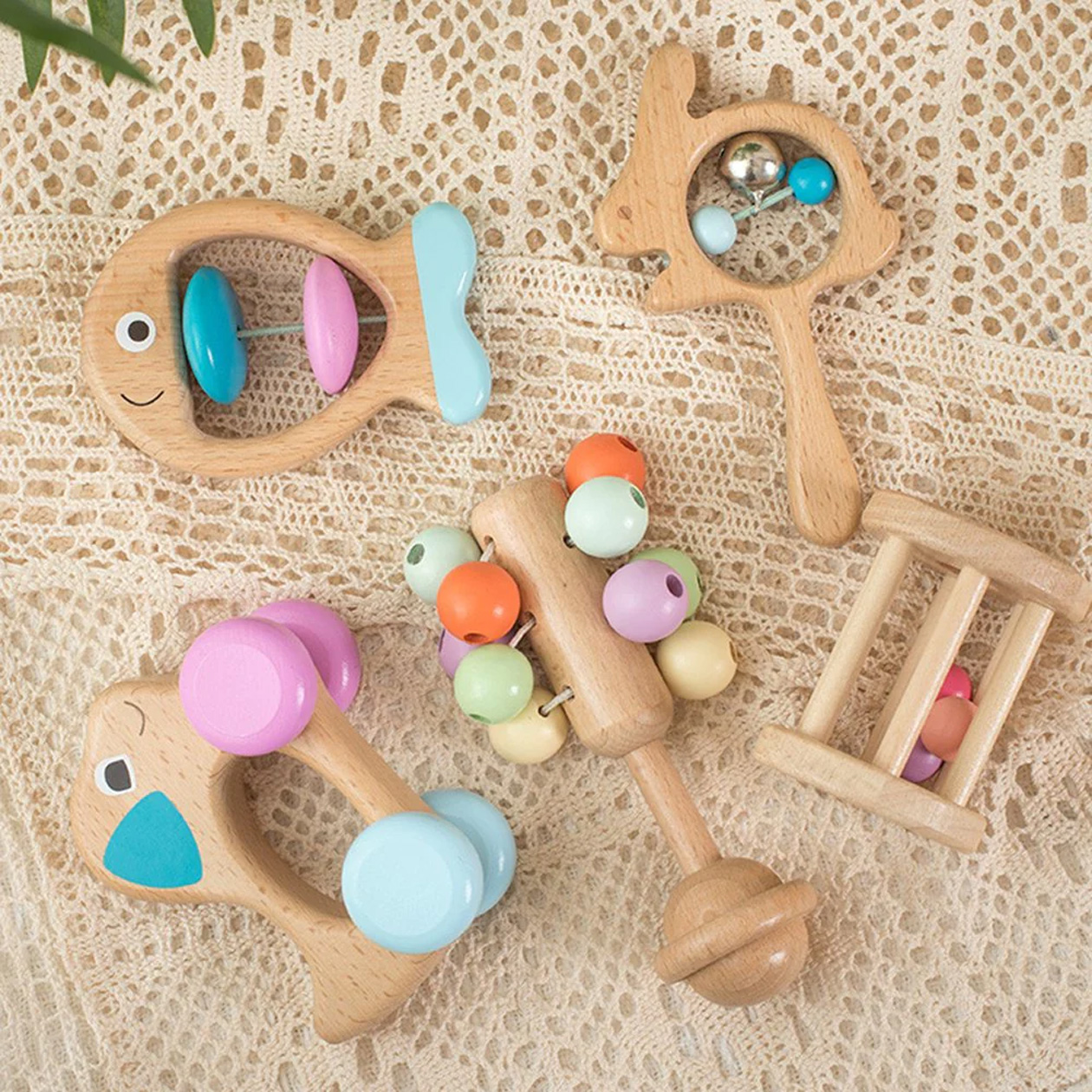 Примеры игрушек для младенцев: набор погремушек из натуральных материалов. Источник: montessorigeneration.com