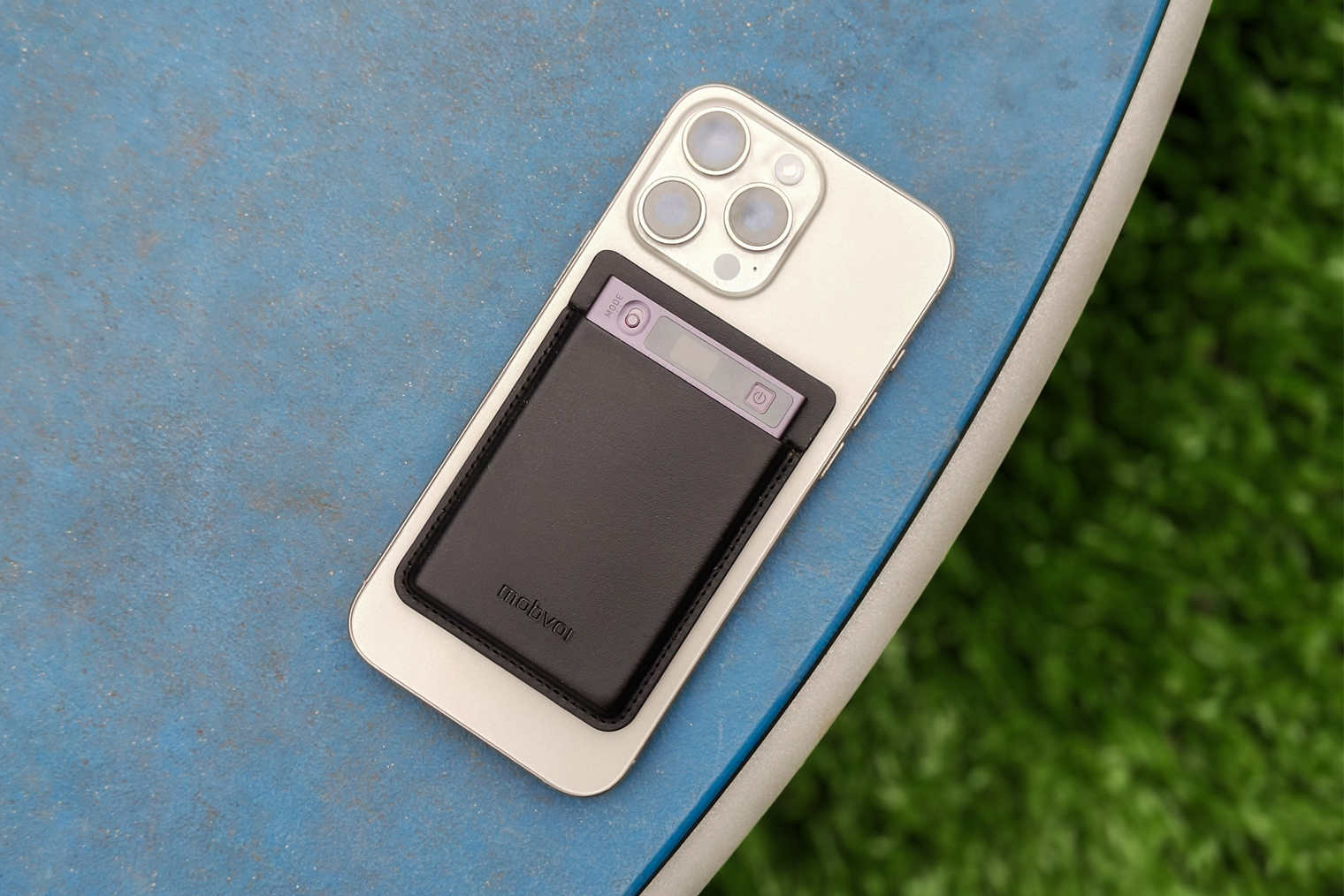 Диктофон практически не утяжеляет смартфон и увеличивает его толщину всего на несколько миллиметров