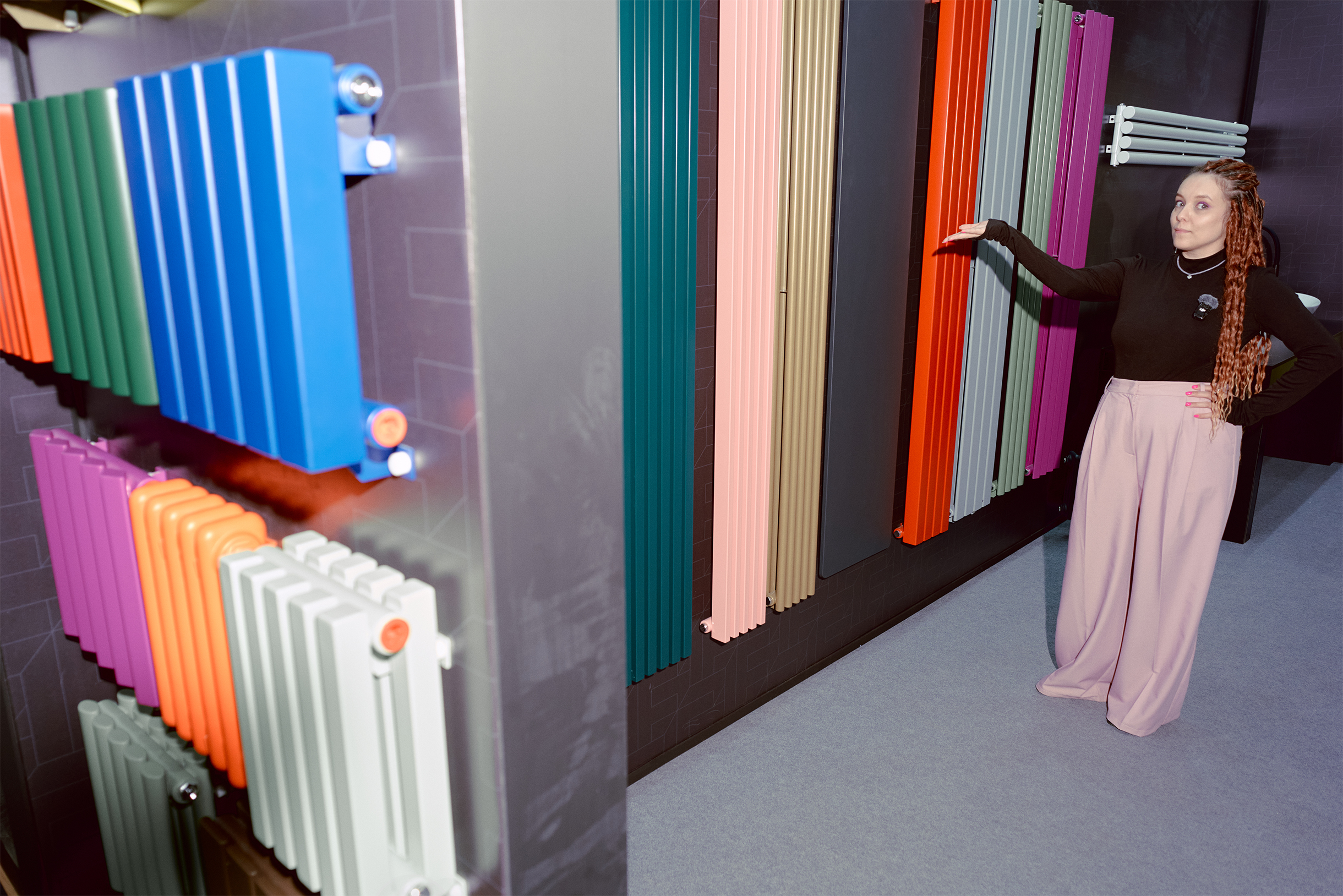 Акцентный радиатор отопления — не сложный дизайнерский прием, а объективная реальность современных ремонтов. Российские заводы вроде КЗТО или Royal Thermo вложились в кастомную покраску и необычные формы, чтобы конкурировать с импортными брендами