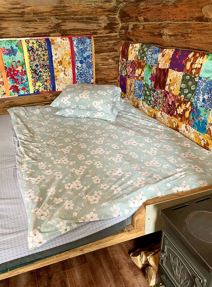 Вместо кровати — деревянные нары с мягким матрасом