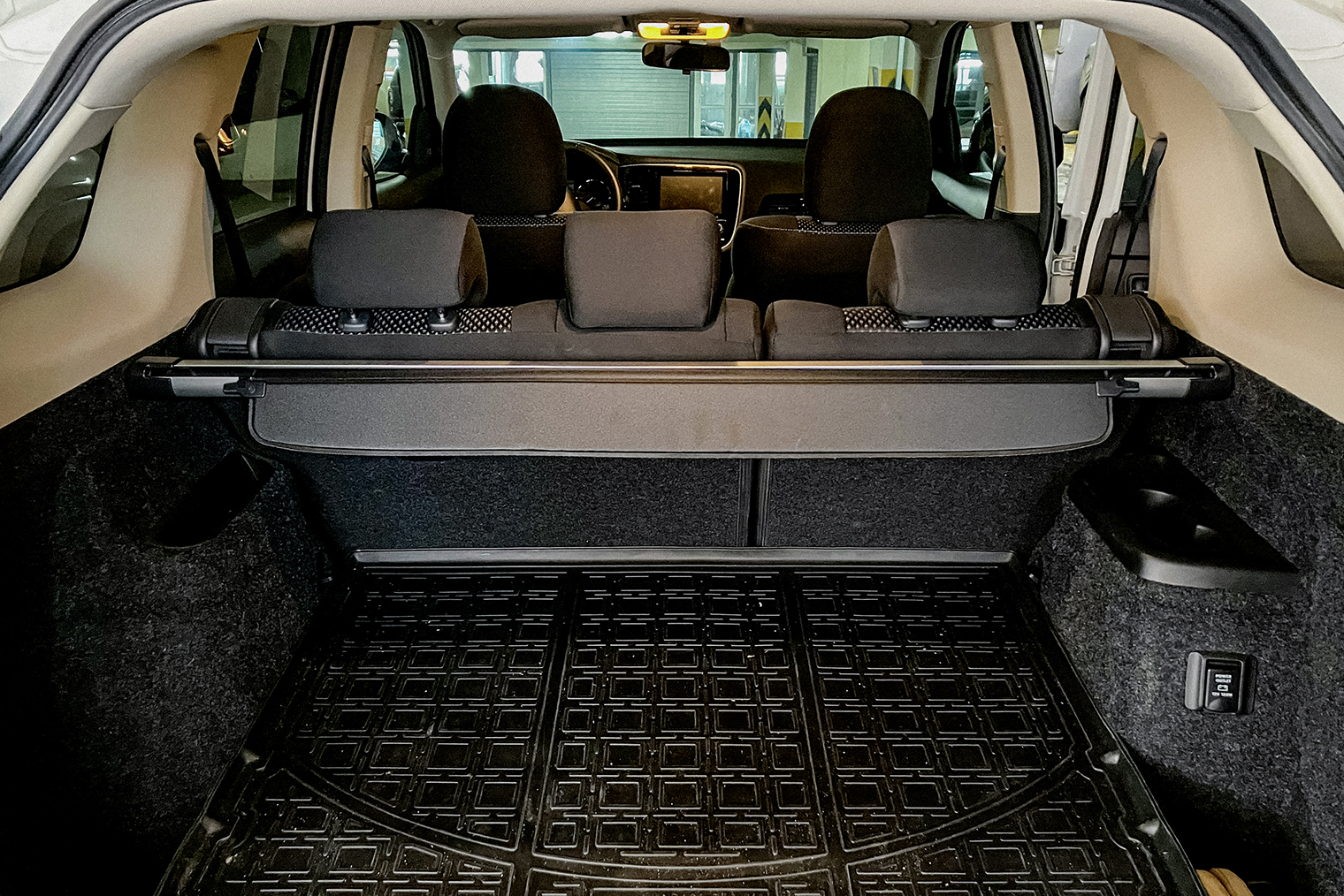 Стенки багажника я оклеил карпетом, изначально там был пластик. Подстаканники в багажнике справа на арке колеса — рудимент от семиместной версии