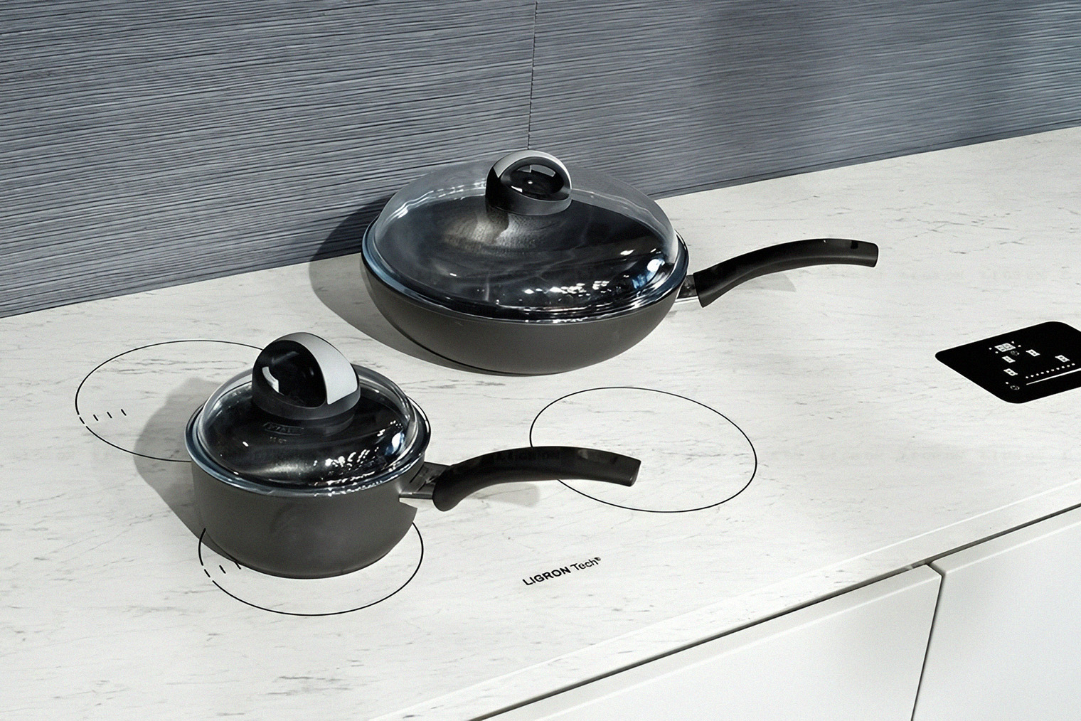 Панель управления находится сбоку от конфорок, но ее можно расположить ближе или дальше — как удобнее. Источник: ligron.ru