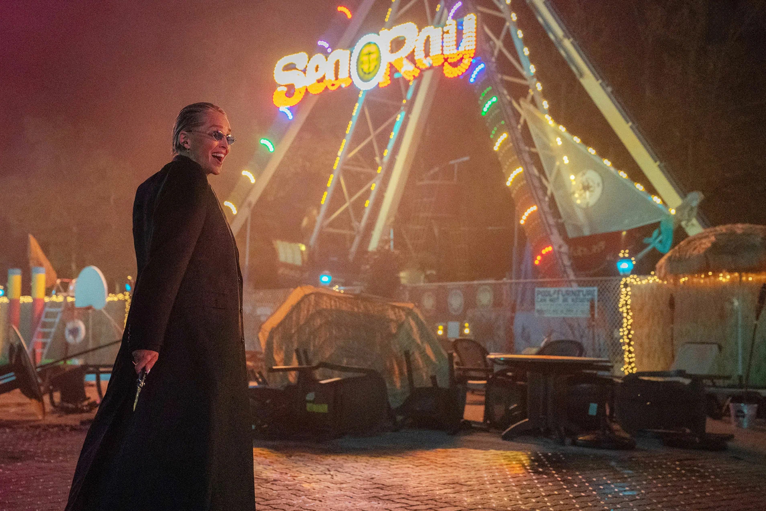 Шэрон Стоун явно наслаждалась ролью в фильме — жаль, что ее персонаж получился настолько проходным