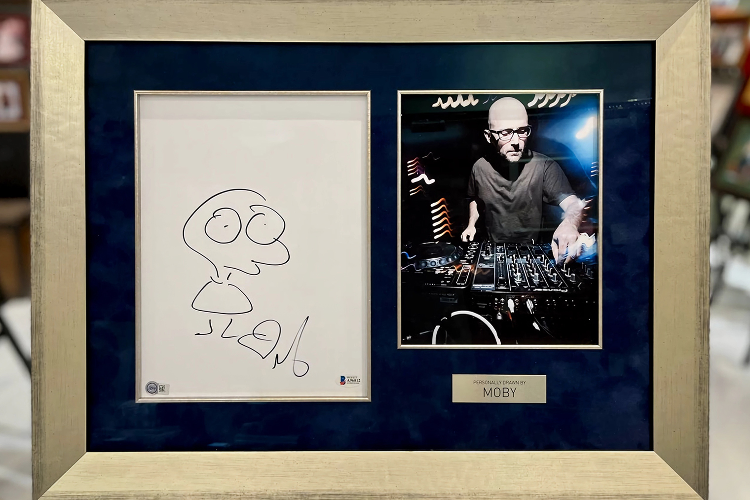 Moby много лет живет с тиннитусом — постоянным звоном в ушах. В начале карьеры музыкант часто играл без защиты для ушей, из-за чего слух со временем ухудшился