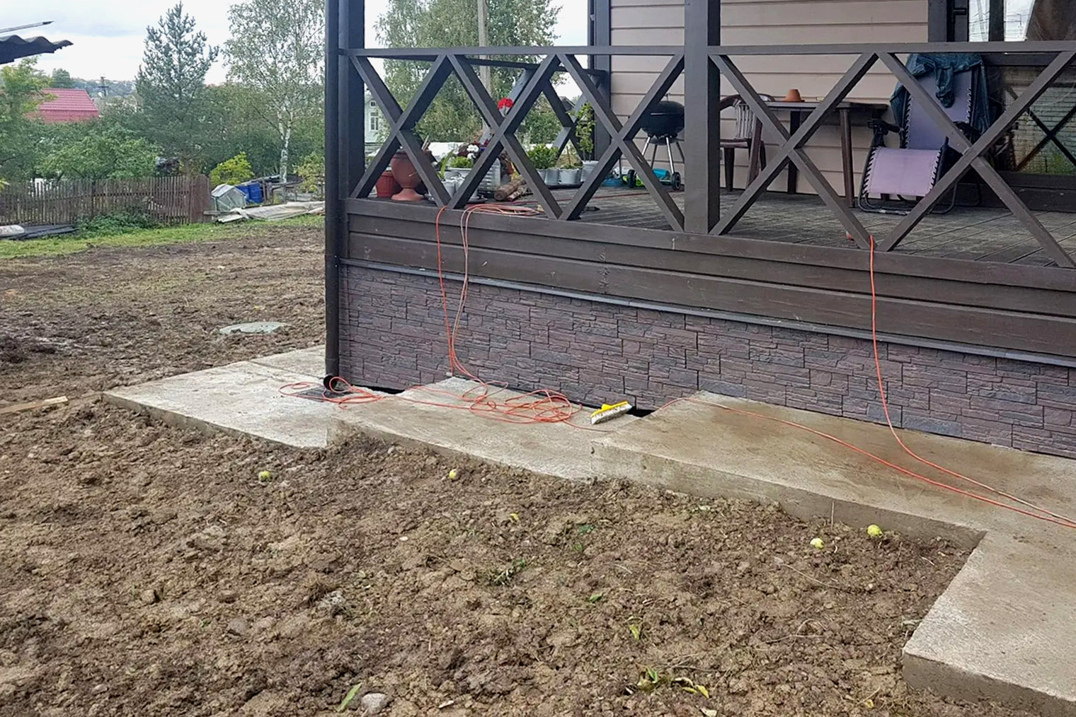 Бетонная отмостка — самый бюджетный вариант. © Дмитрий Безделов