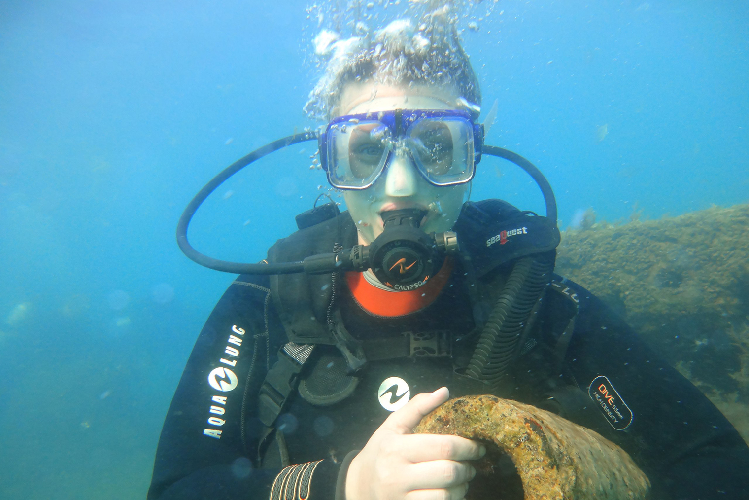 Мы плавали под водой полчаса. За это время успели посмотреть затонувший корабль и покормить плавающих вокруг рыбок. Это был интересный опыт, но повторять его не хочу